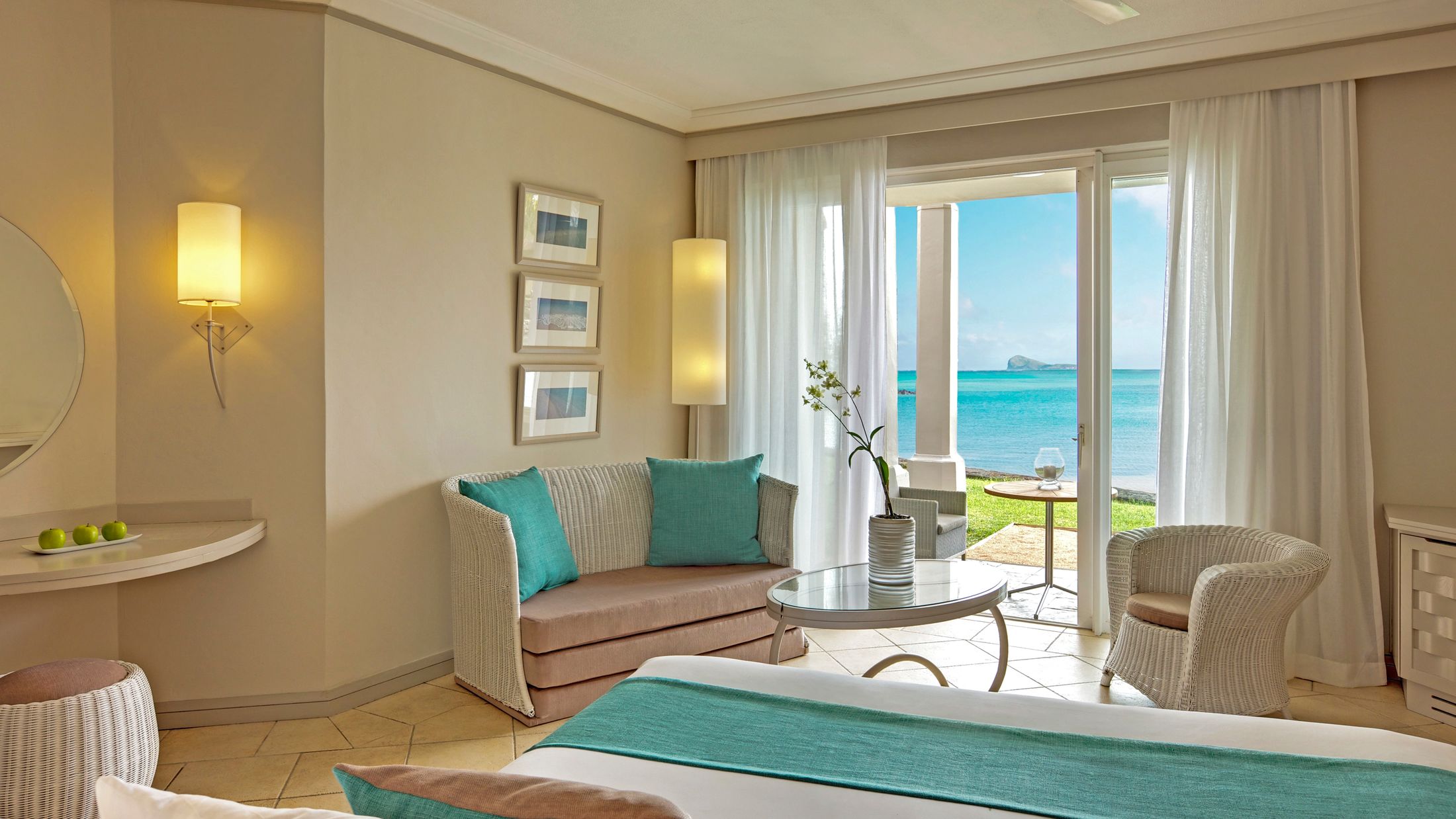 a bedroom with a bed in a hotel room