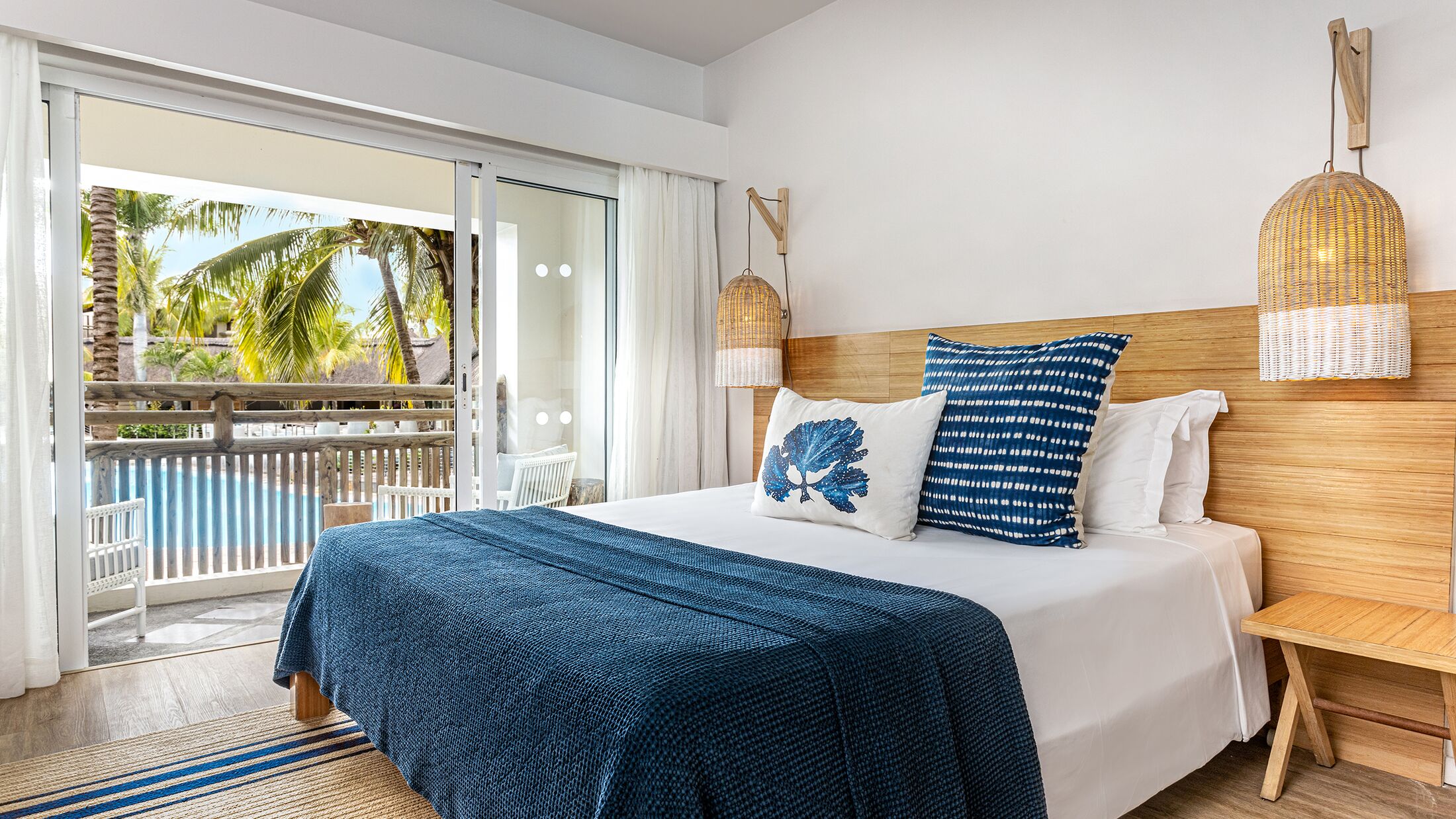 Lagoon-Attitude-2022-Couple-Poolside-Room-001-121633-Hybris