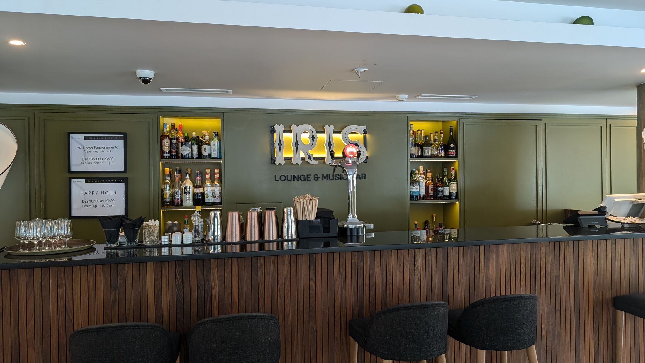 Iris Lounge & Music Bar