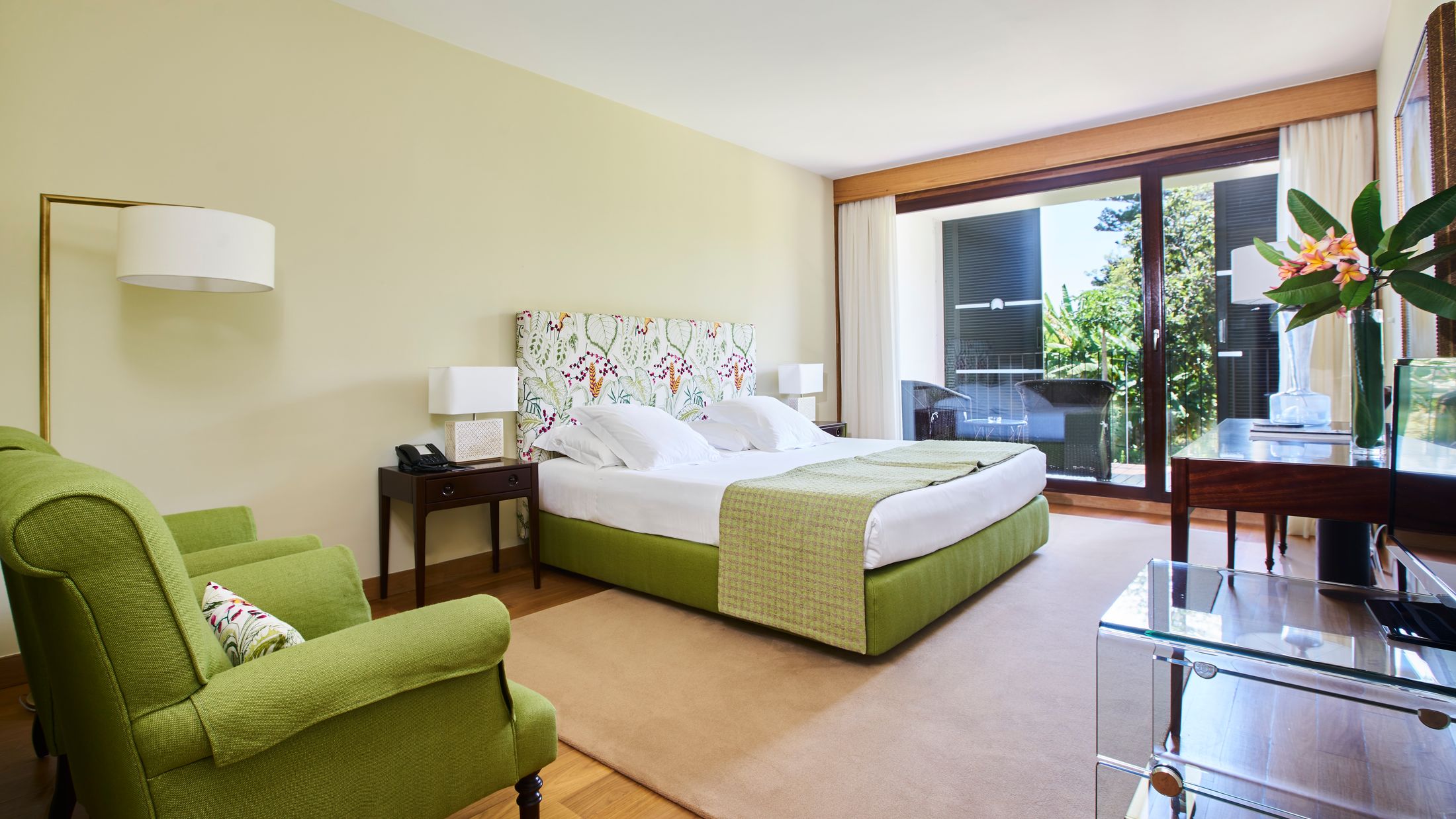 119347-Deluxe-Suite-001-Hybris