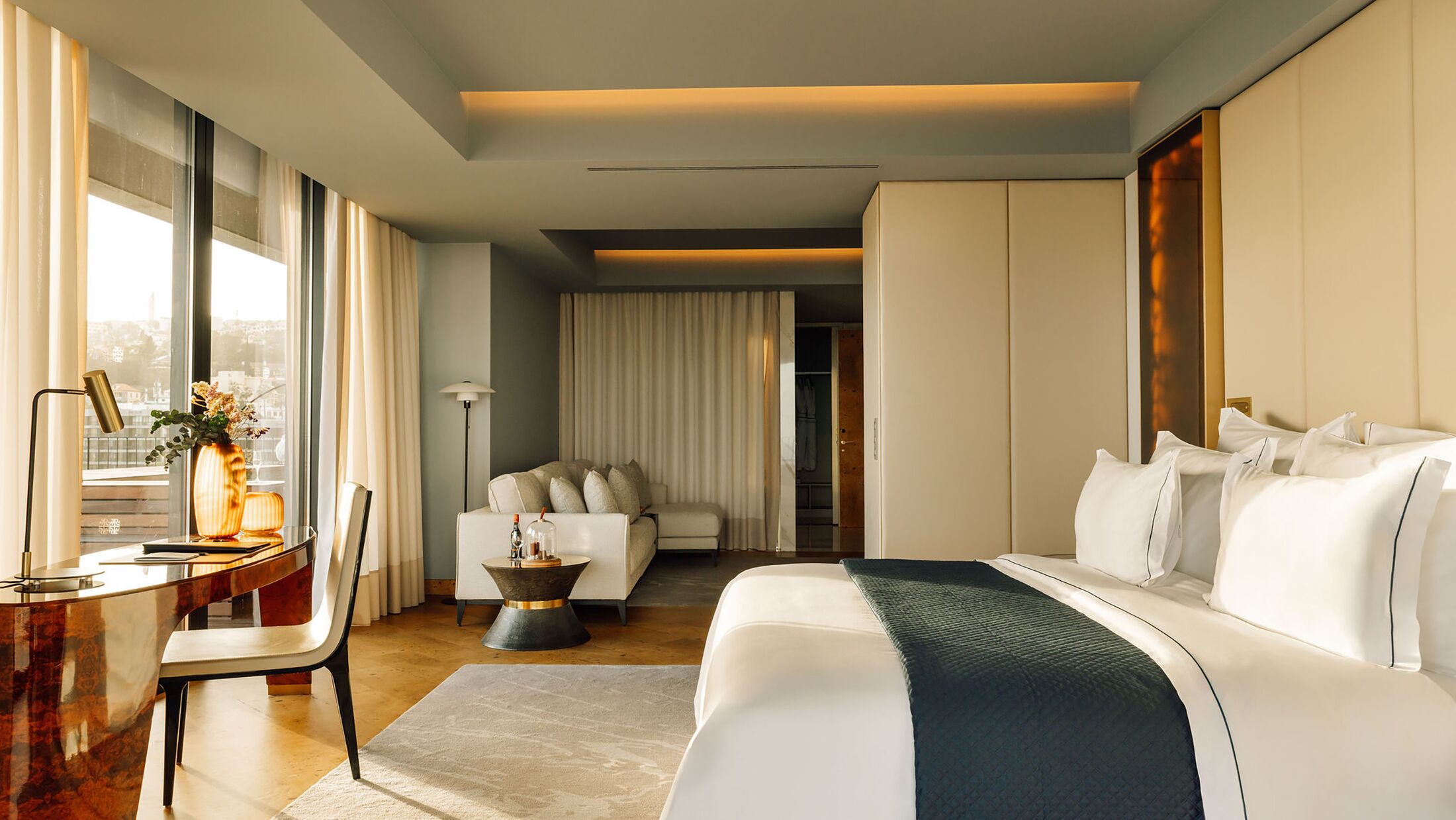 Savoy-Palace-2024-Pool-Suite-009-121819-Hybris