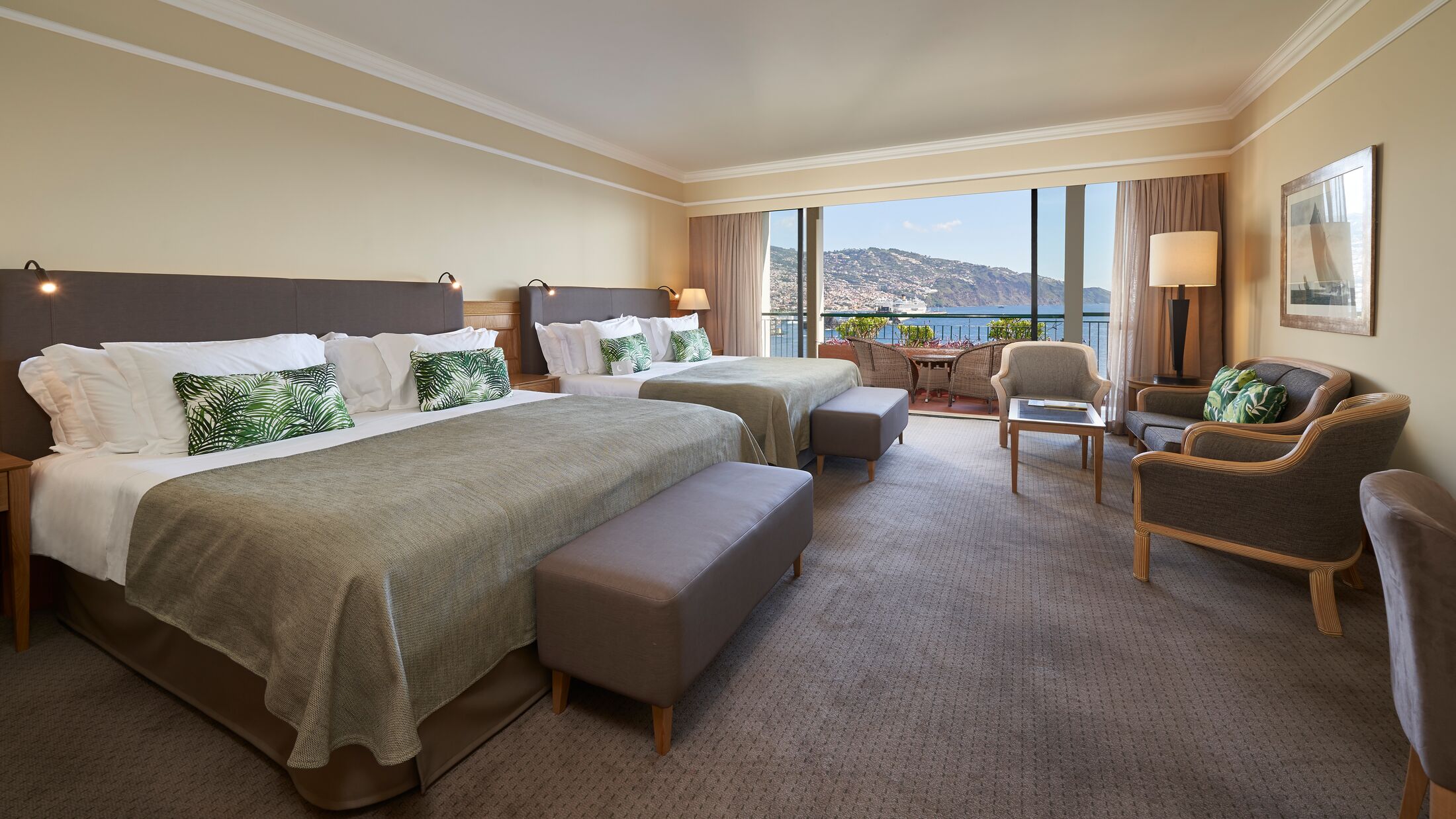 Cliff-Bay-2023-Family-Room-001-100588-Hybris