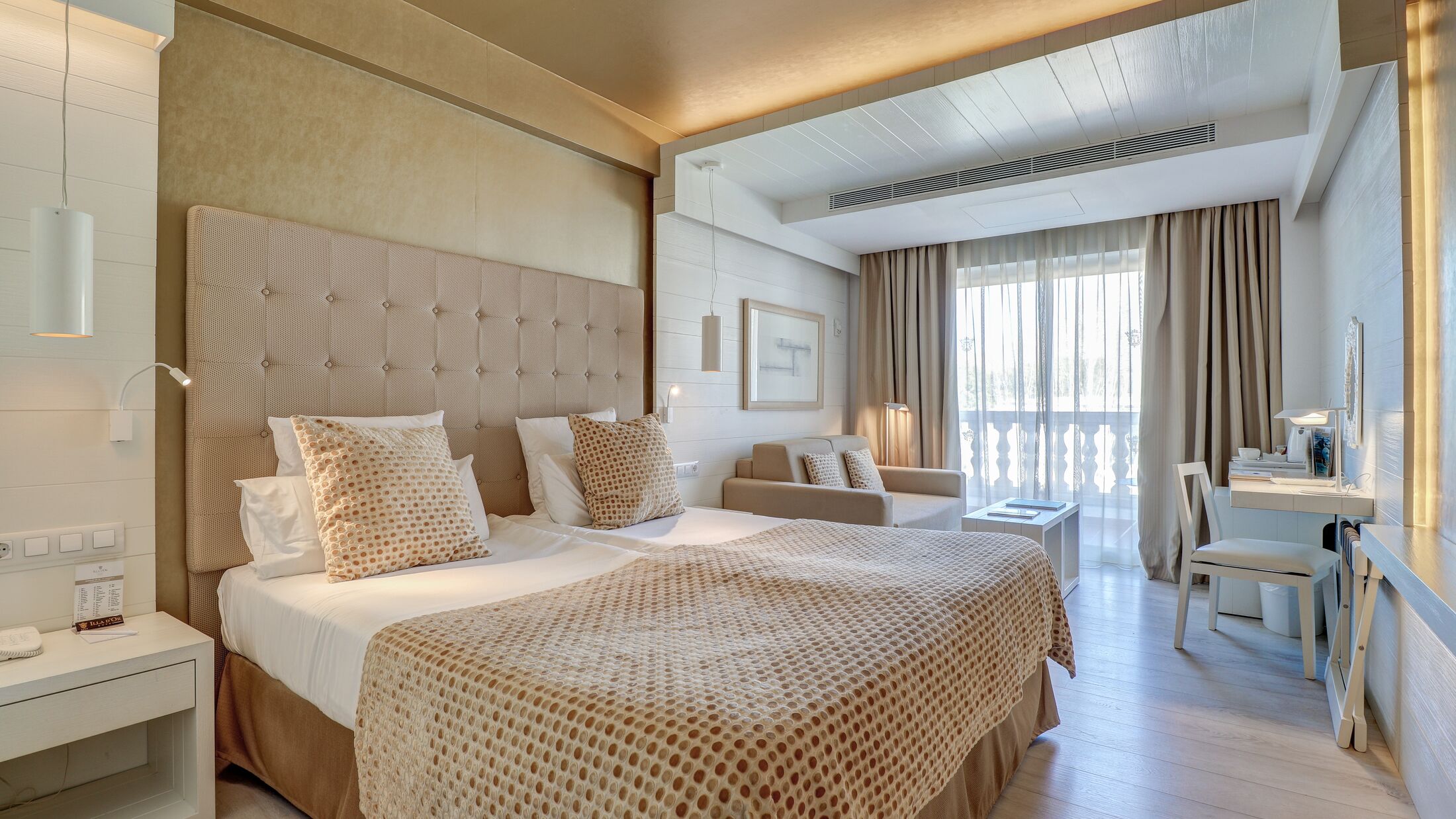 Illa-DOr-2025-Twin-Room-Balcony-Side-Sea-View-001-100218-Hybris