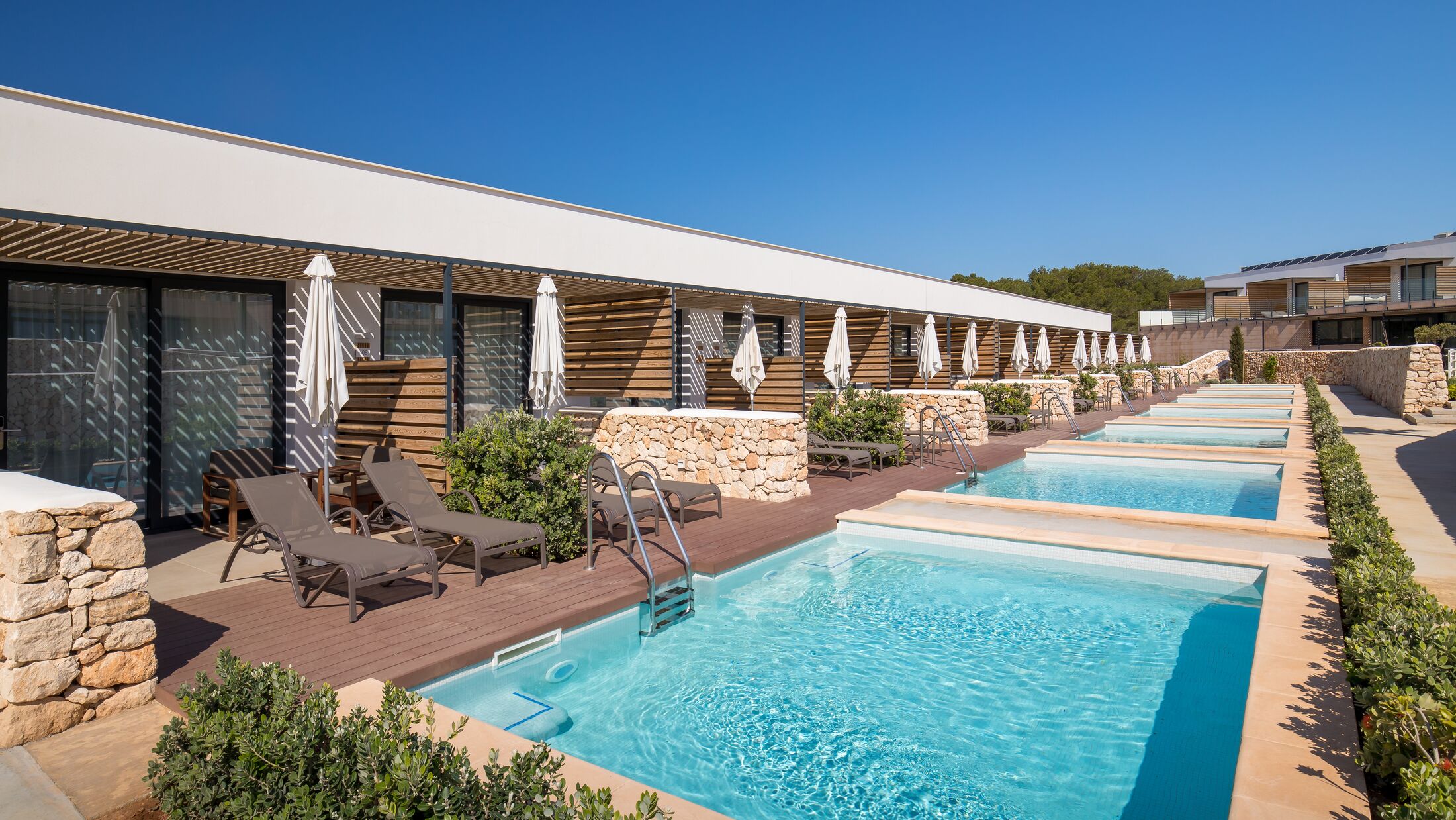 Barcelo-Nura-2023-Junior-Suite-Shared-Pool-003-121905-Hybris