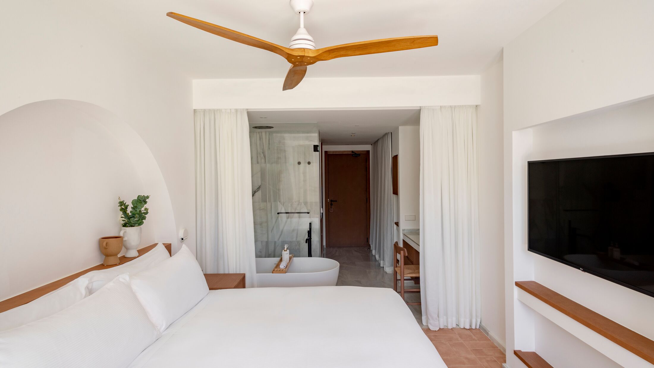 Gran-Melia-Villa-Le-Blanc-2023-Supreme-Room-Terrace-Tub-002-121903-Hybris