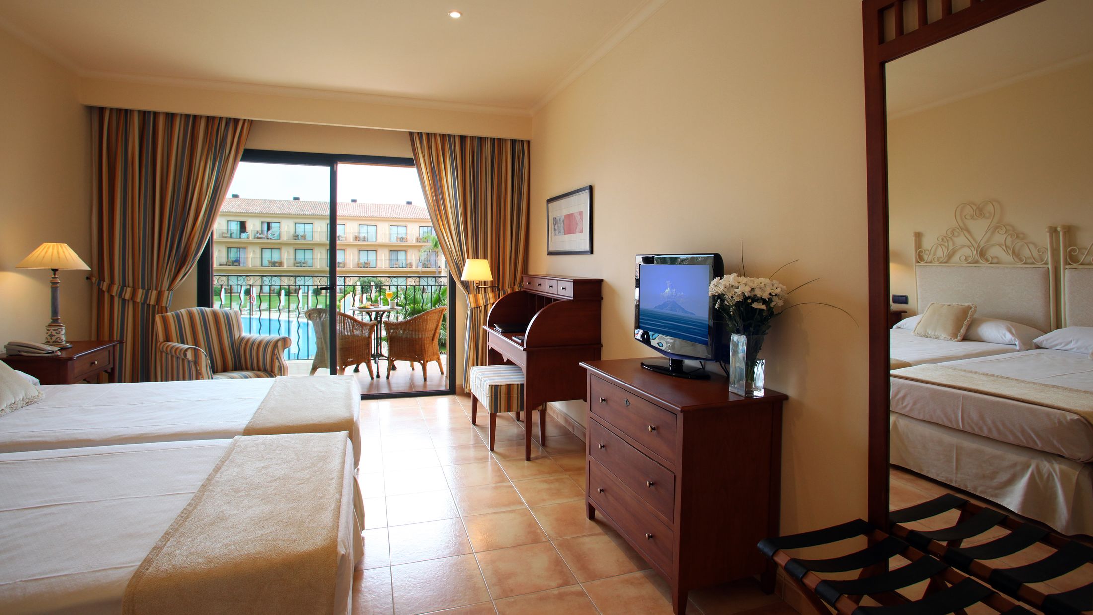 MAH.S.2013.108327.063.jpg-Hybris