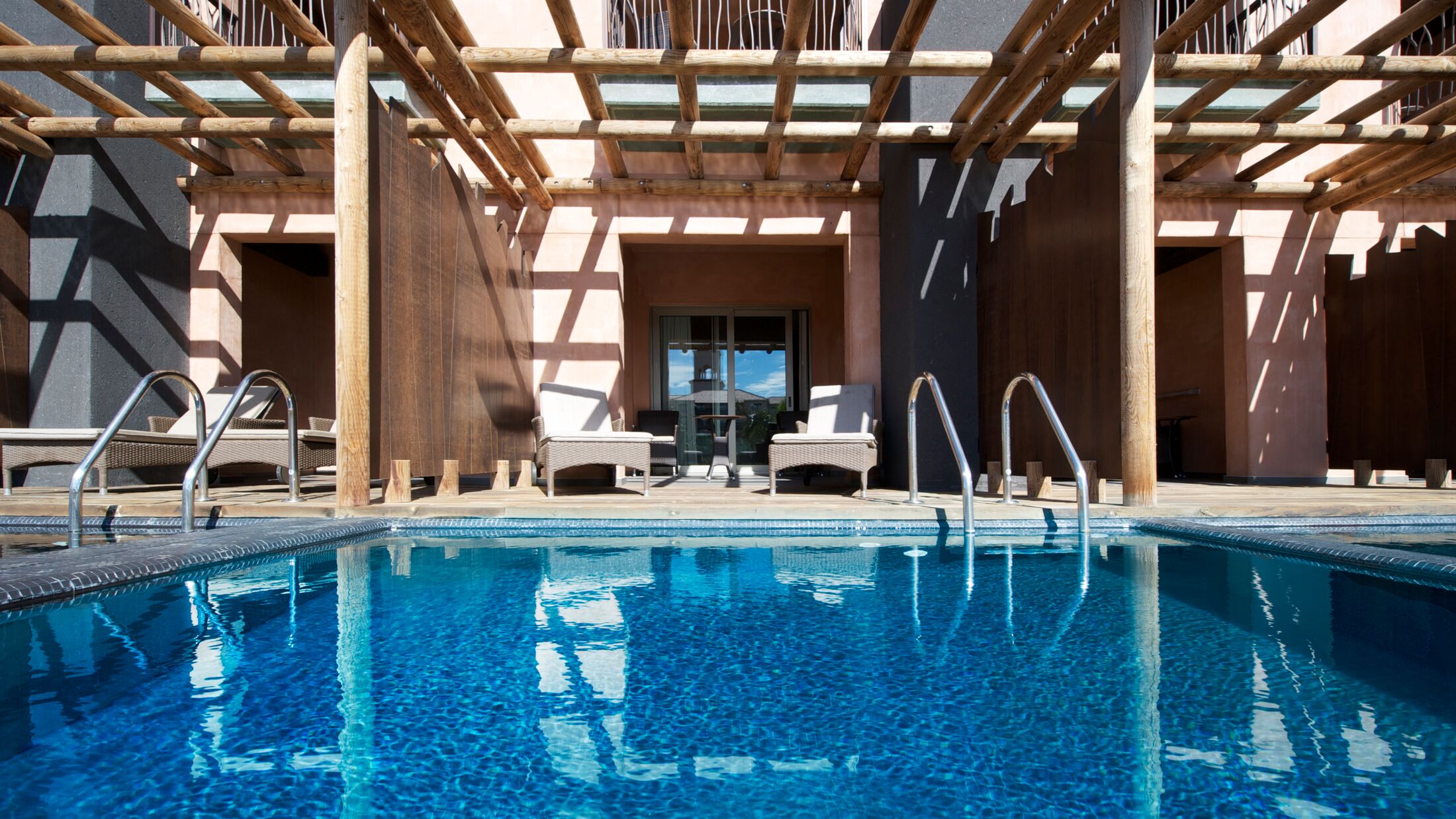 Lopesan-Baobab-2025-Deluxe-Room-Pool-View-012-119113-Hybris