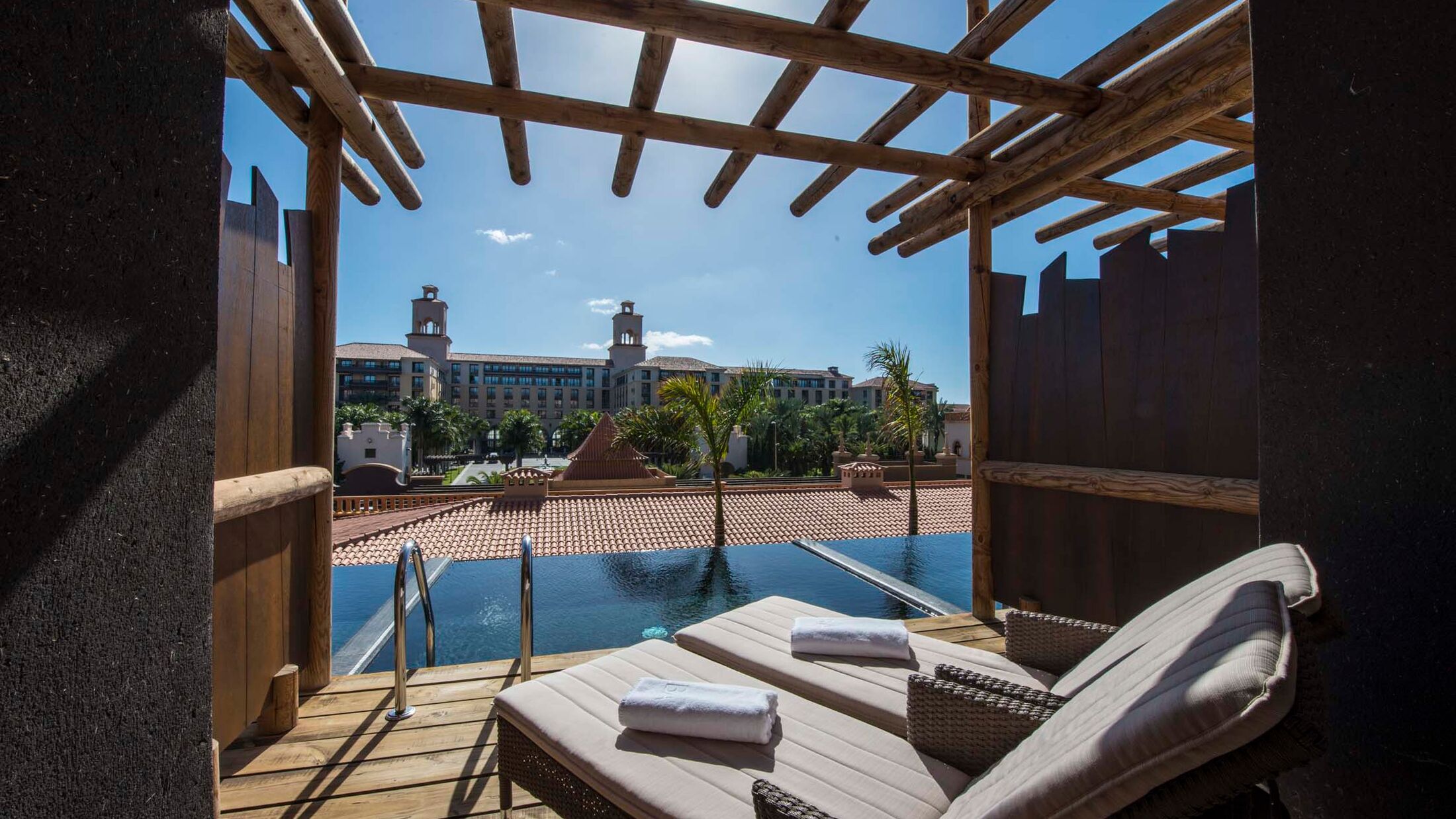 Lopesan-Baobab-2025-Deluxe-Room-Pool-View-013-119113-Hybris