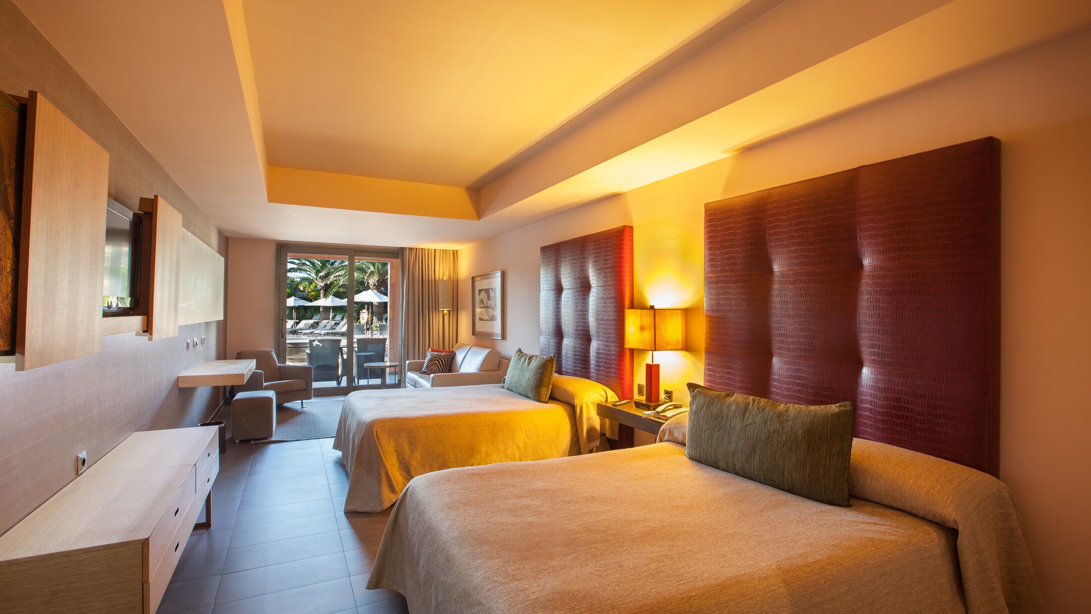 Lopesan-Baobab-2025-Family-Room-Pool-View-004-119113-Hybris