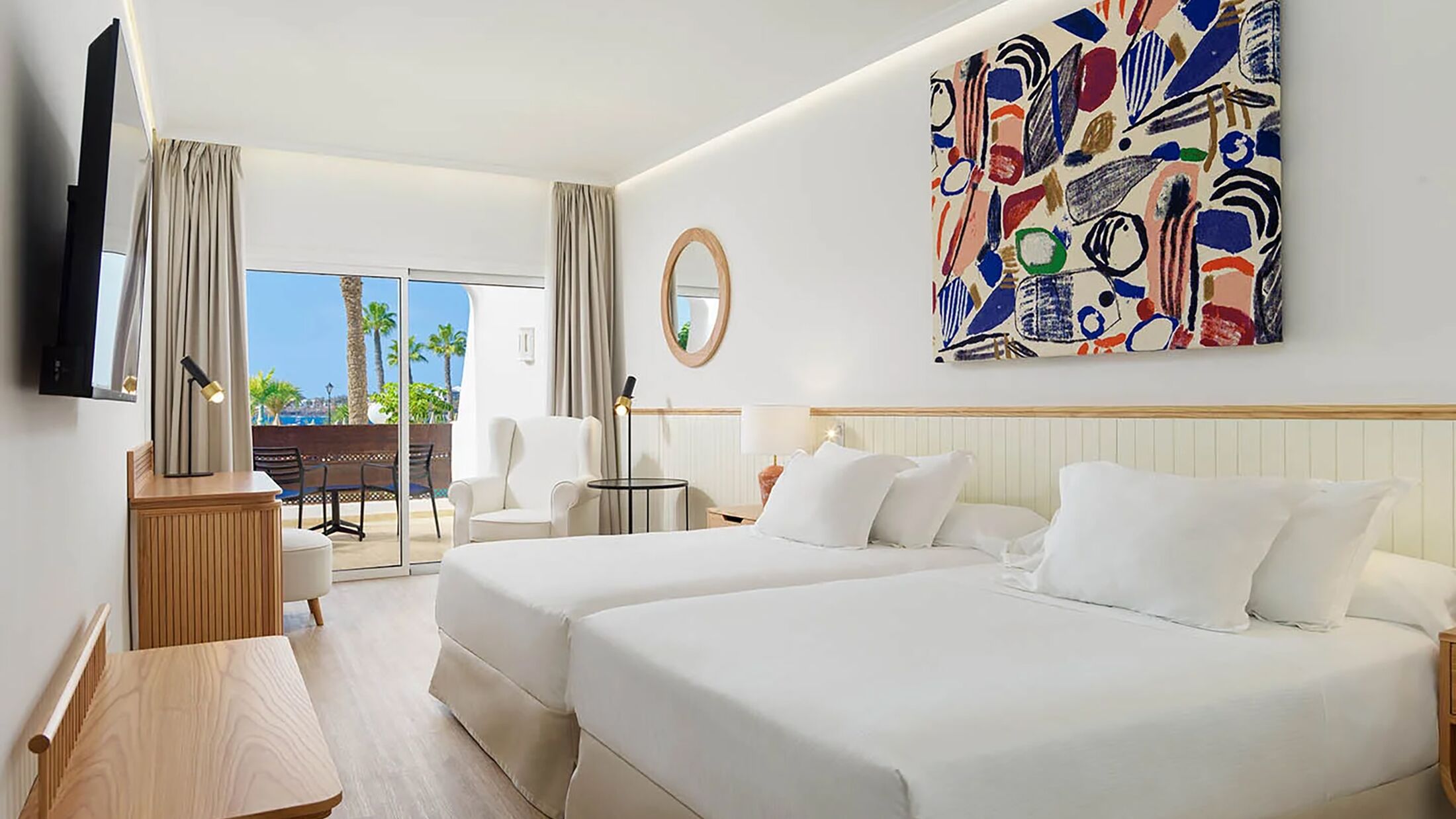 H10-Timanfaya-Palace-2024-Superior-Room-001-104832-Hybris