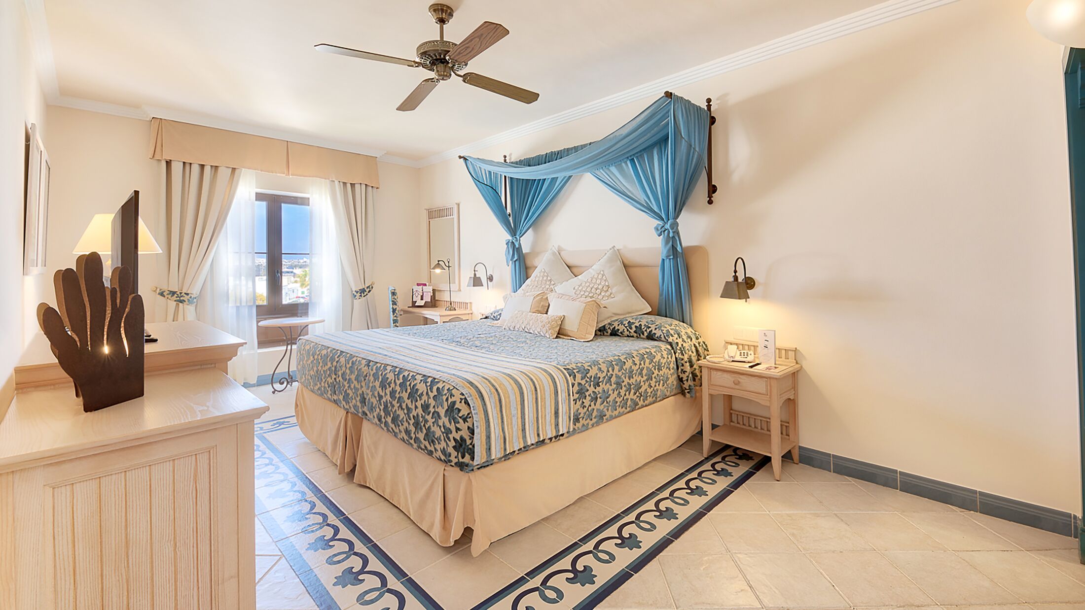 Volcan-2022-Club-Suite-Sea-View-002-109733-Hybris