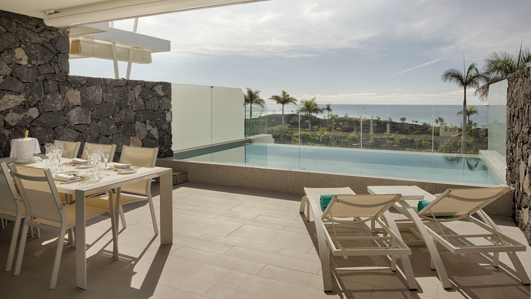 Royal-Hideaway-Corales-2024-Two-Bedroom-Deluxe-Suite-008-121001-Hybris