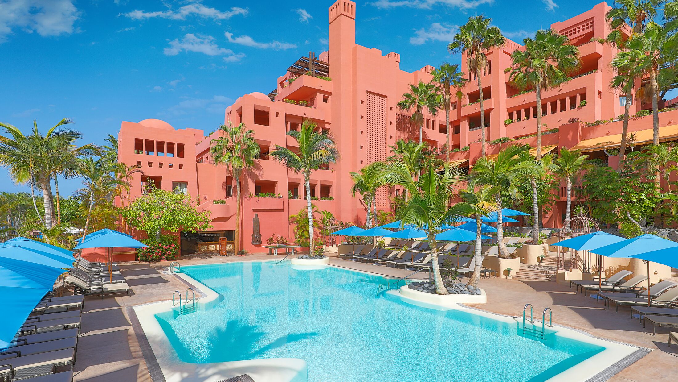 a group of lawn chairs sitting on top of a building