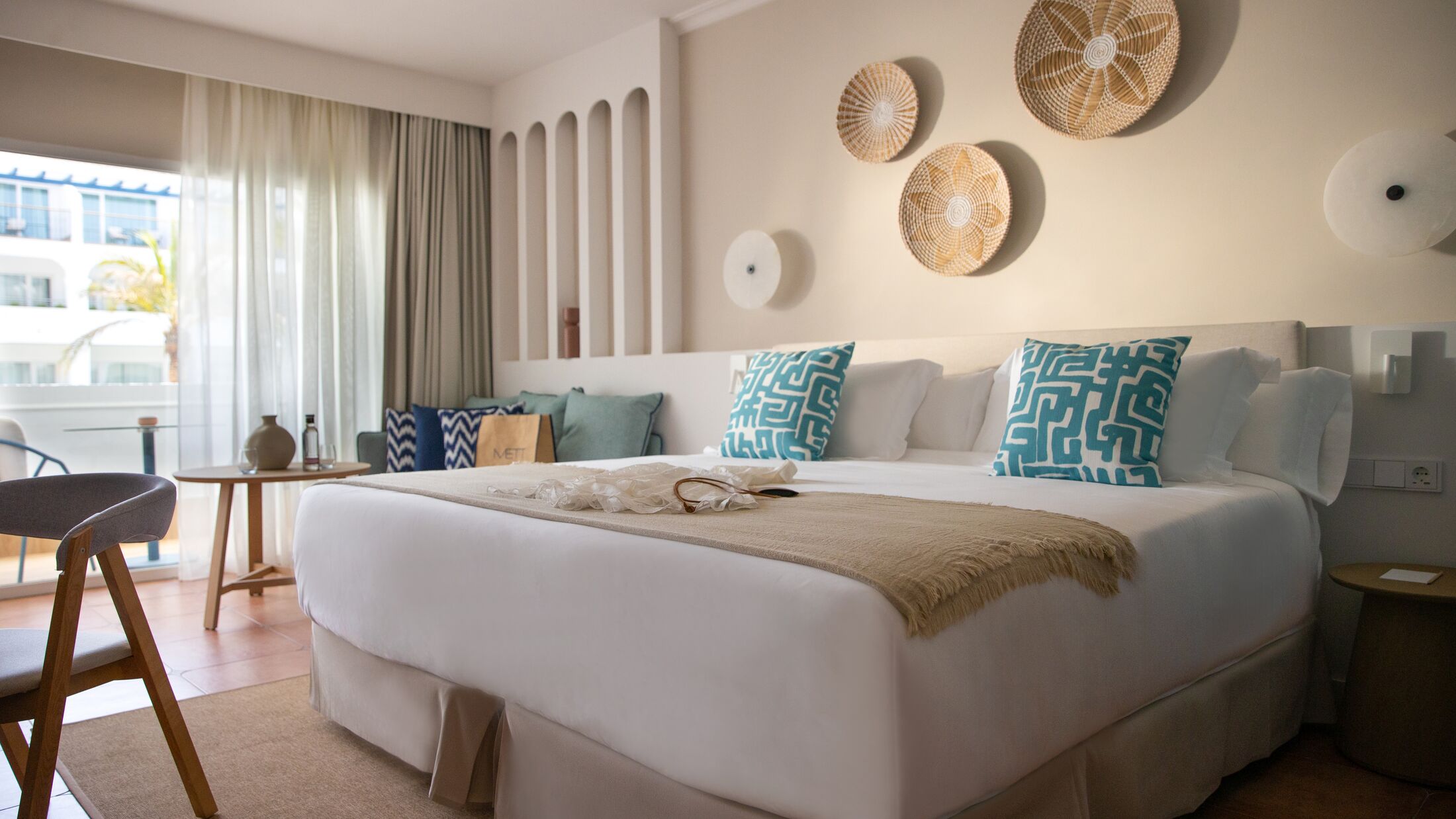 METT-Marbella-2024-Deluxe-Room-001-121987-Hybris