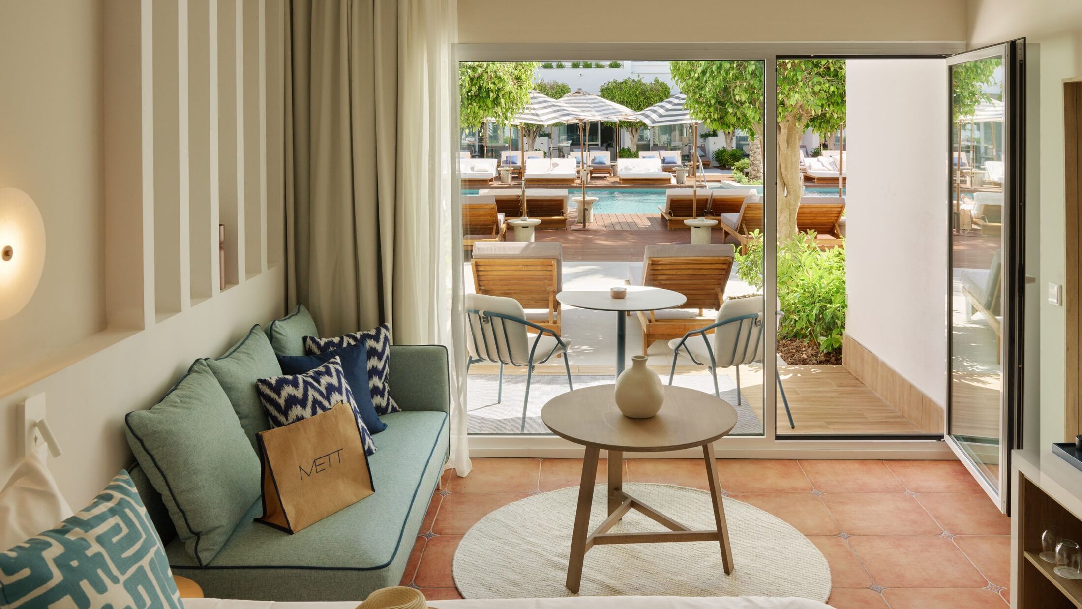 METT-Marbella-2024-Deluxe-Room-Lifestyle-Pool-001-121987-Hybris