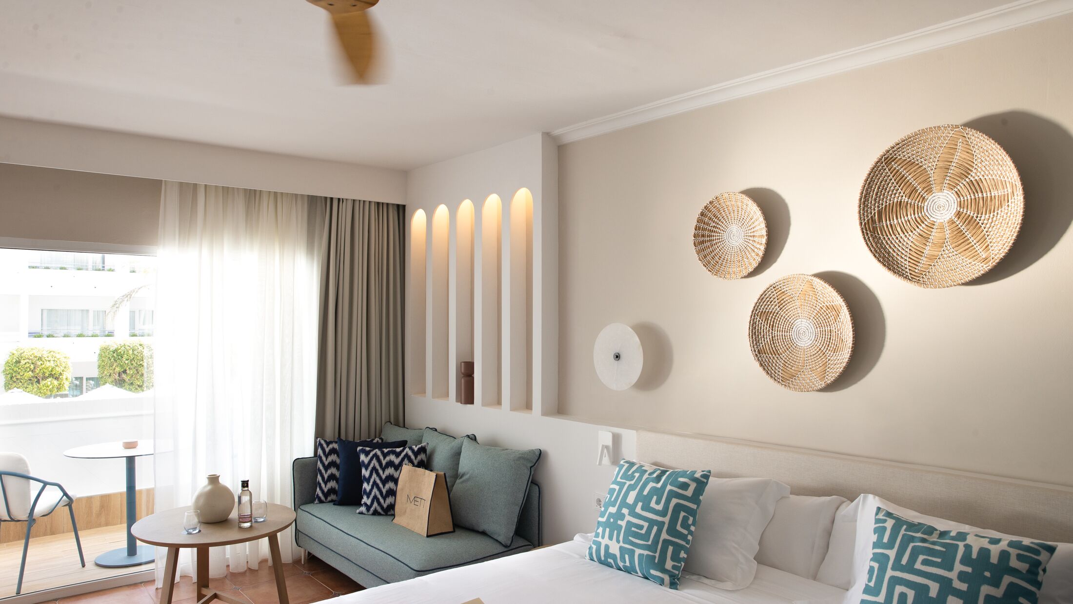 METT-Marbella-2024-Deluxe-Room-Pool-Sea-View-001-121987-Hybris