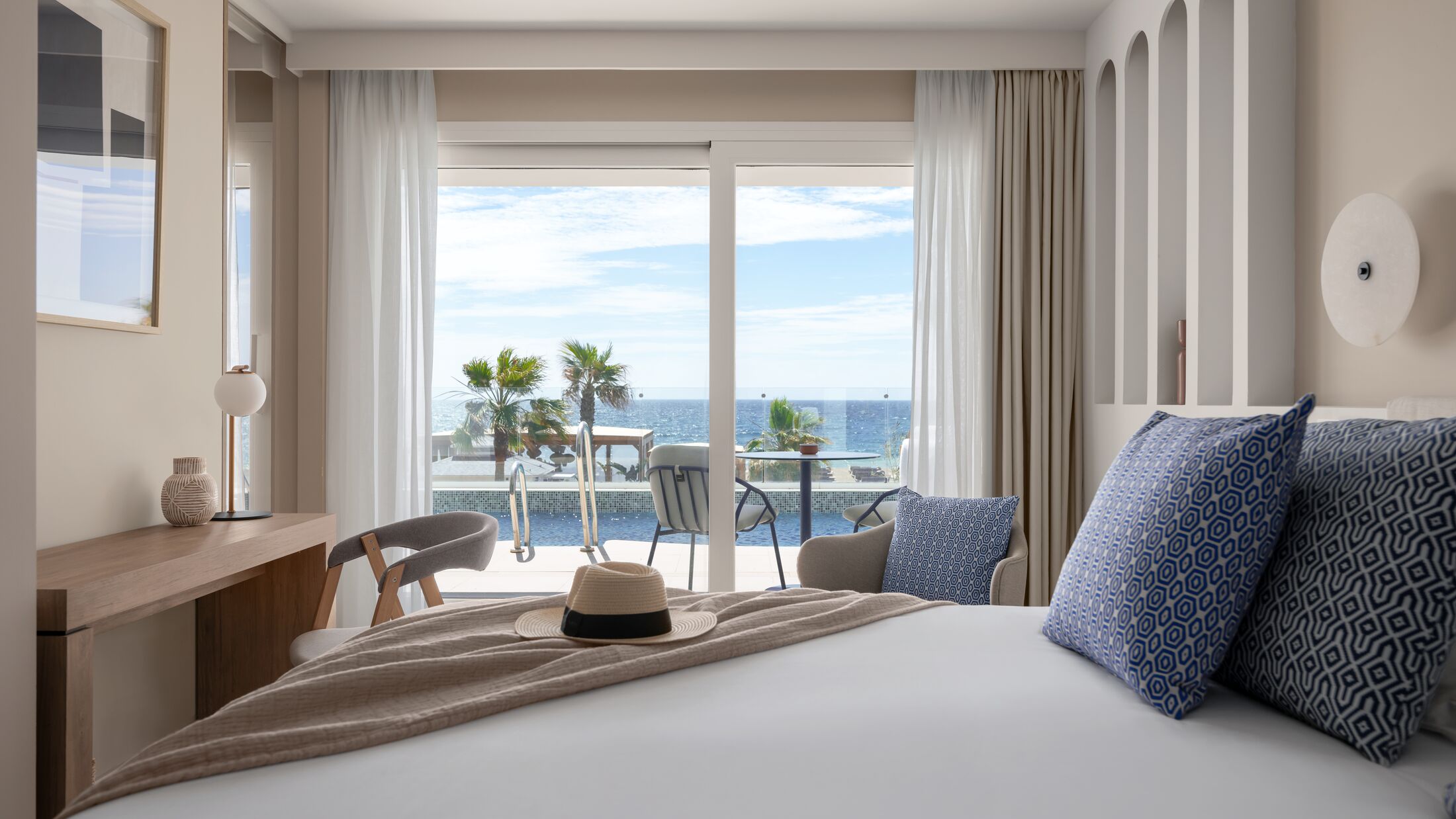 METT-Marbella-2024-Suite-Shared-Pool-Sea-View-002-121987-Hybris