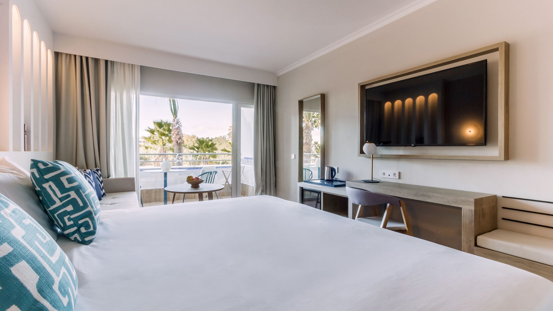 METT-Marbella-2024-Sunset-Deluxe-Room-001-121987-Hybris