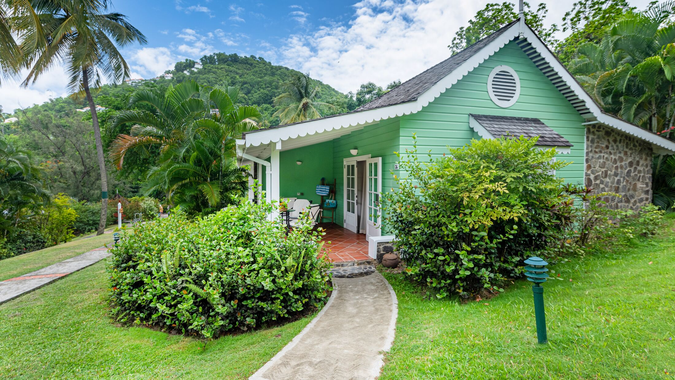 East-Winds-2023-Deluxe-Cottage-001-120290-Hybris