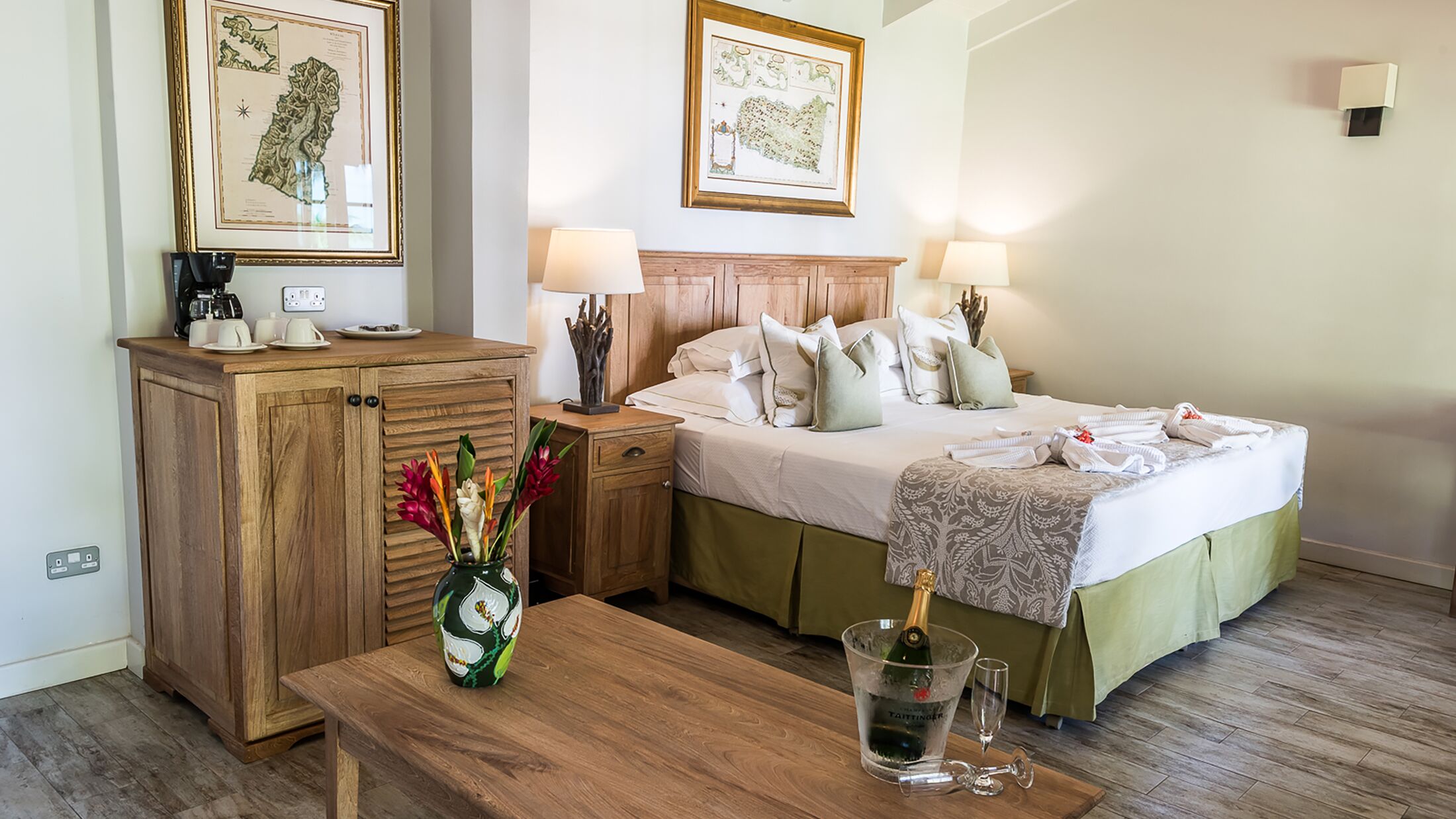 East-Winds-2023-Oceanfront-Suite-002-120290-Hybris