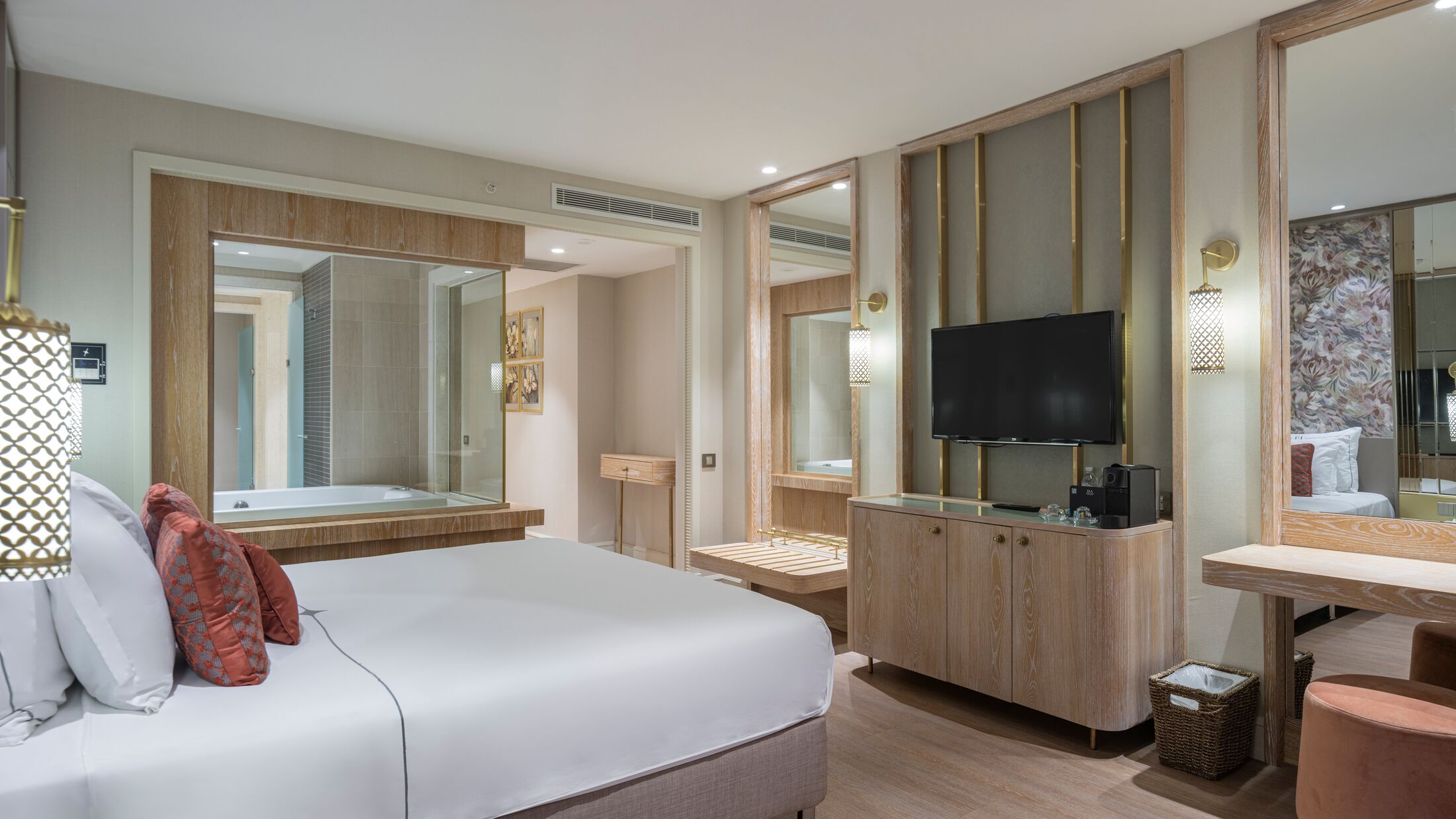 Honeymoon Suite with Jacuzzi and Sea View