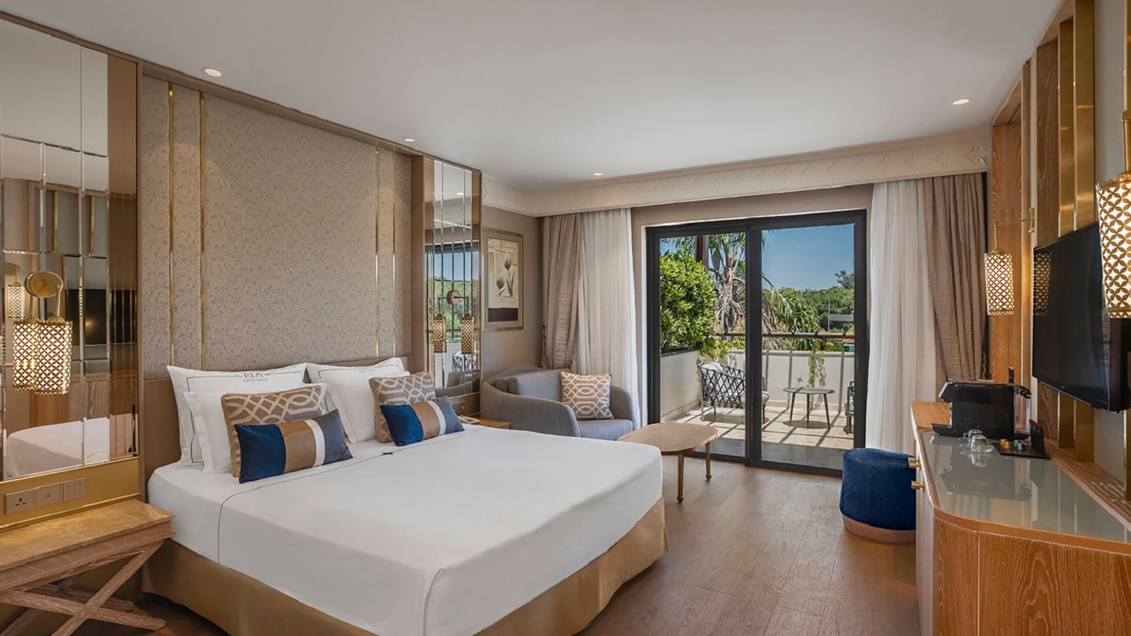 Lake House with Pool View