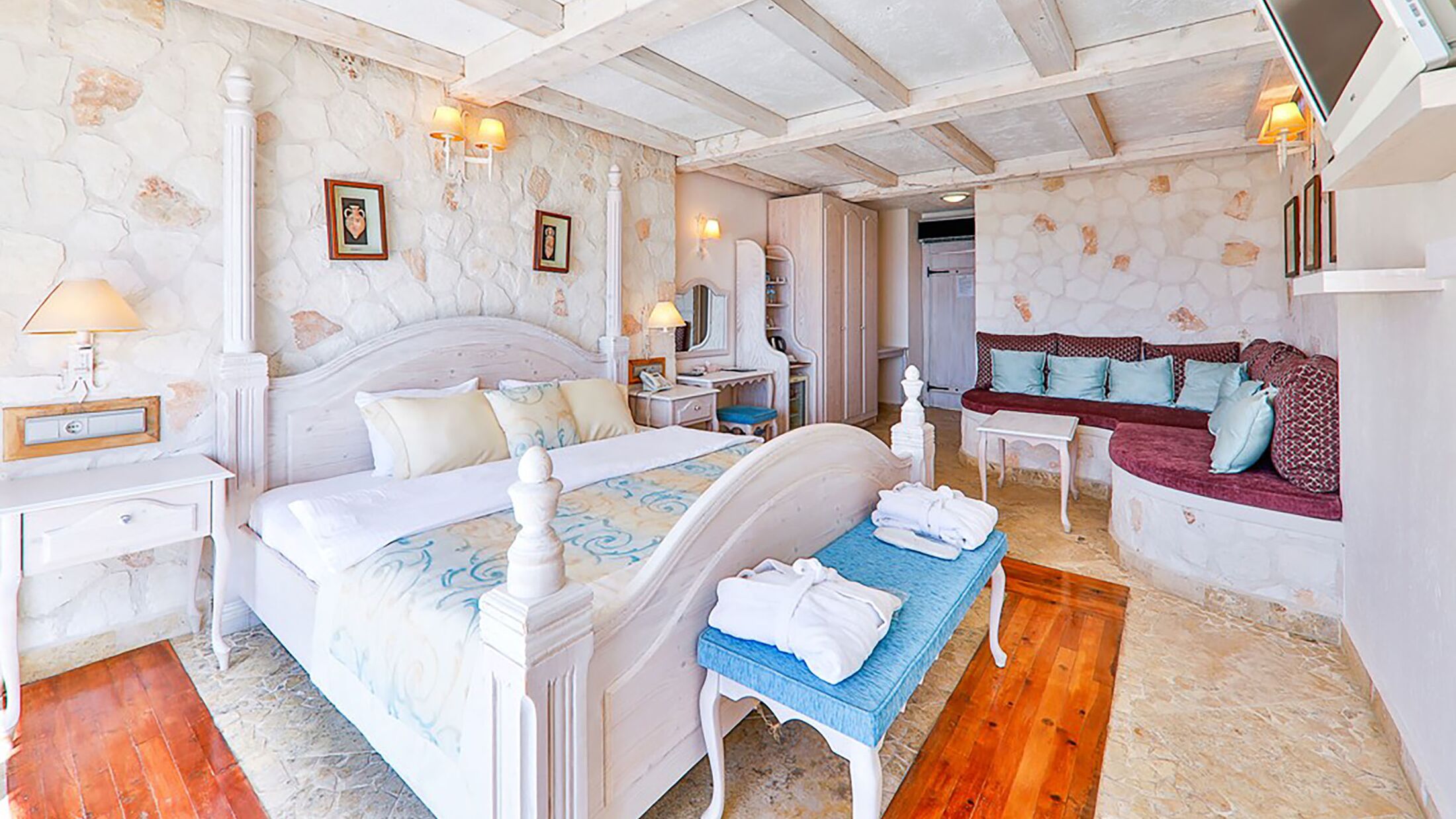 Deluxe Suite with Balcony