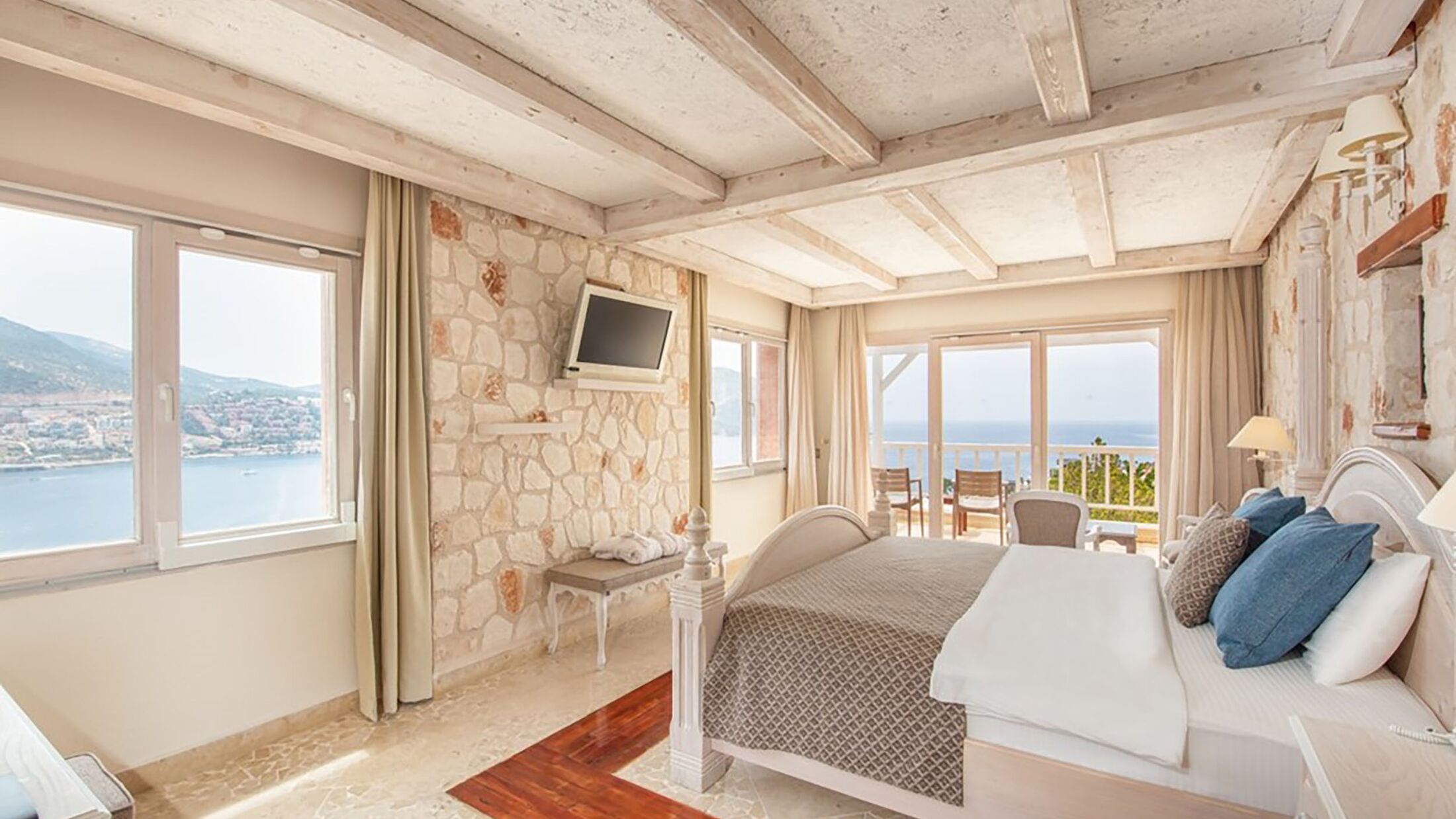 Deluxe Suite with Balcony