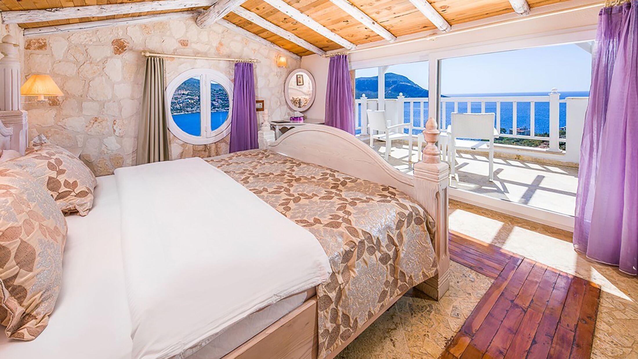 Master Deluxe Suite with Jacuzzi