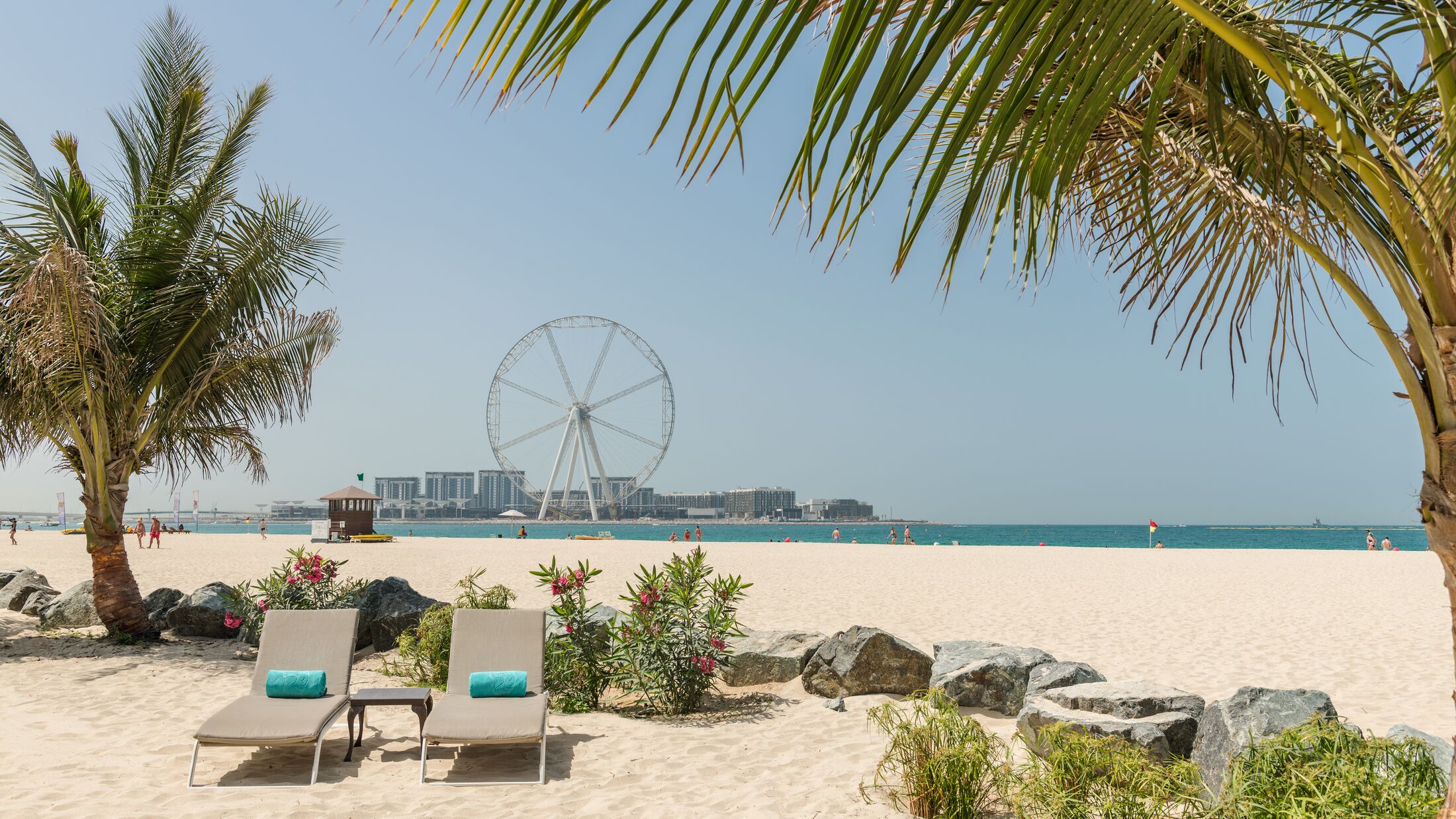 Le Royal Meridien Dubai, Sunbeds on beach