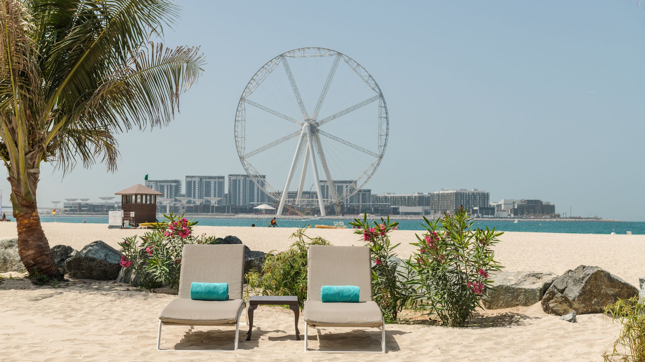 Le Royal Meridien Dubai, Sunbeds on beach