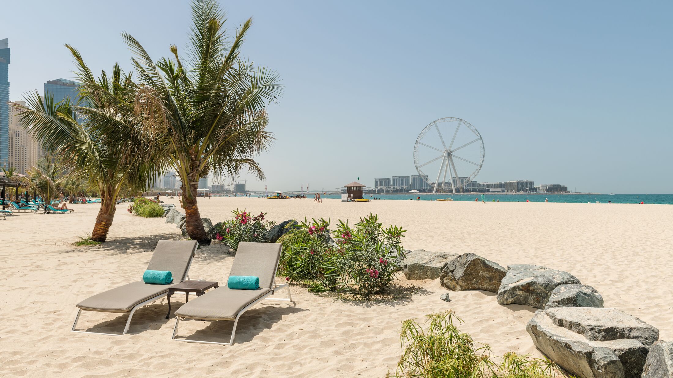 Le Royal Meridien Dubai, Sunbeds on beach