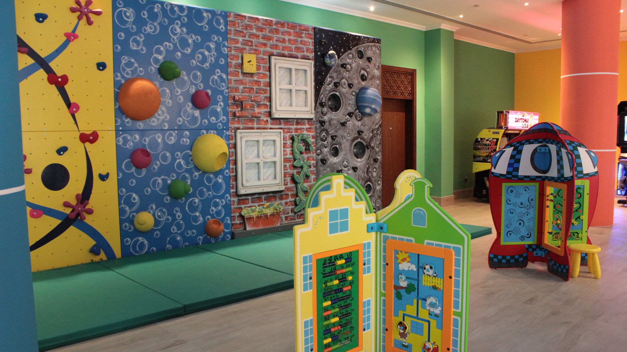 RKTMI_Kids_Club_Climbing_Wall-Hybris