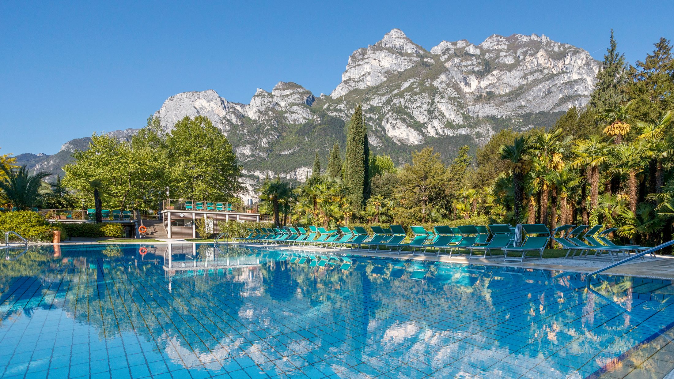 105153-Outdoor-Pool-001-Hybris