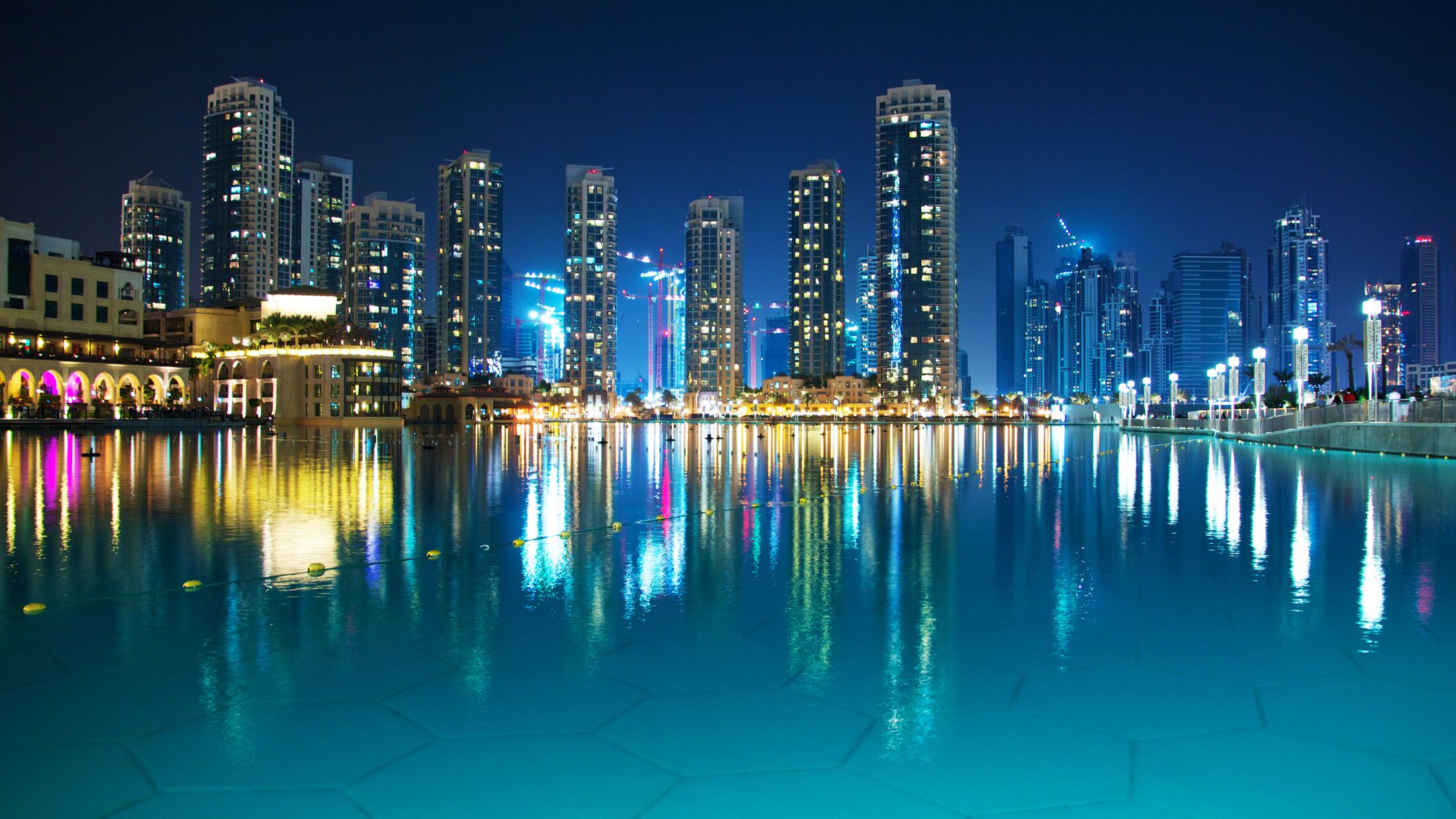 050063_Dubai_E_shutterstock_94777117-Hybris