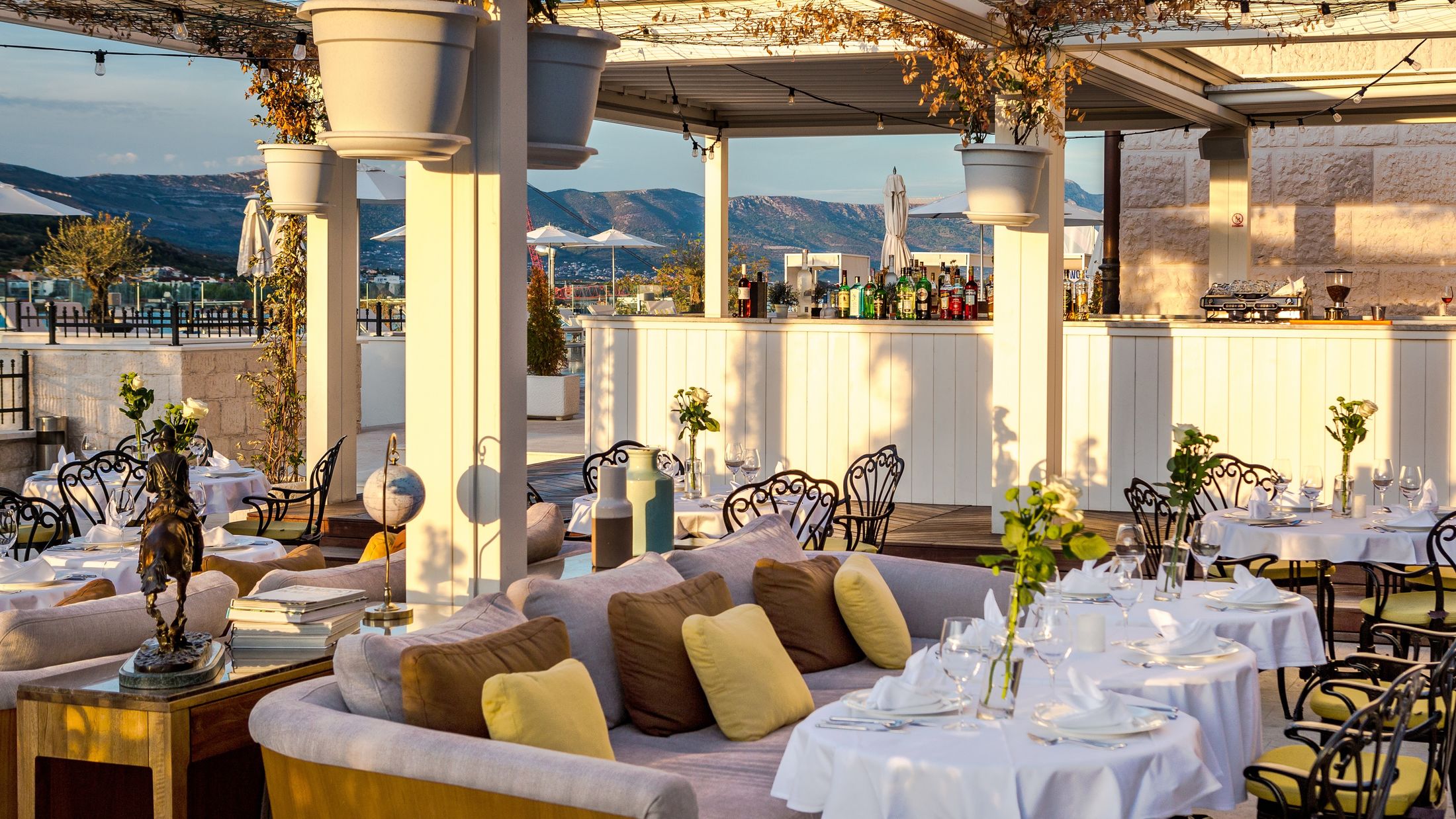 121391-Restaurant-005-Hybris