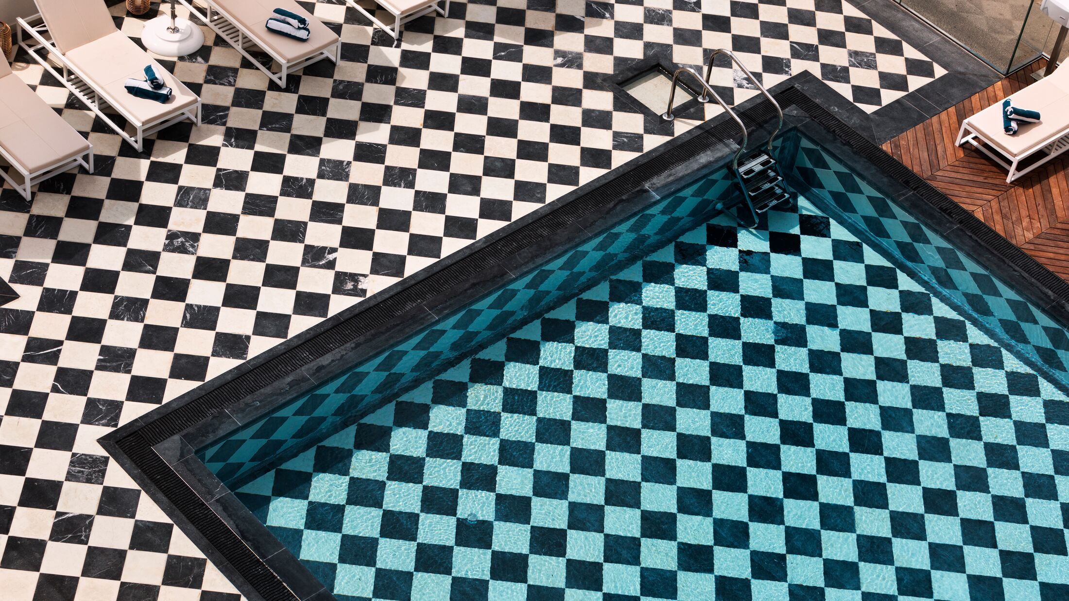 121391-Swimming-Pool-011-Hybris