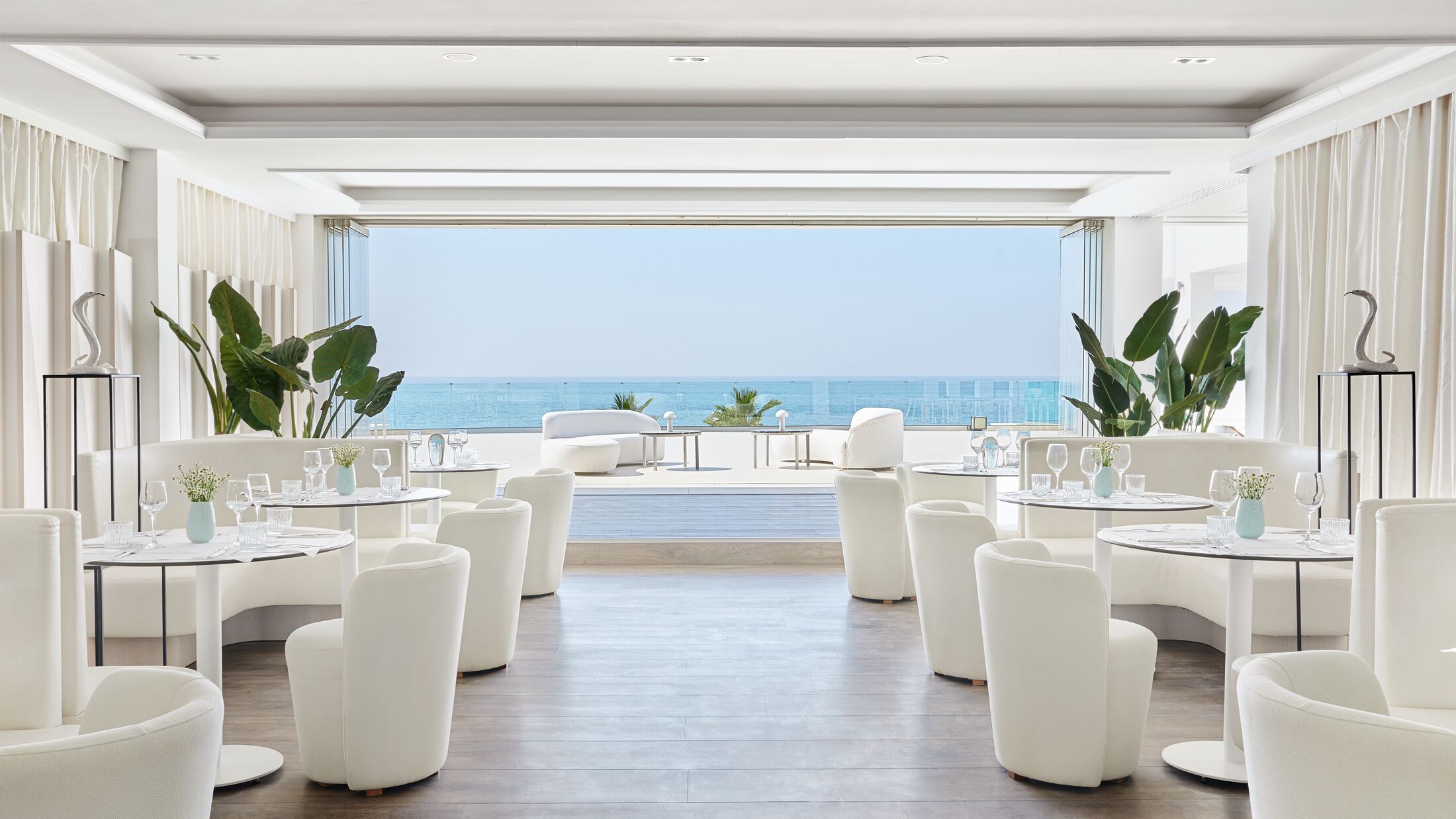 Grecotel-White-Palace-2022-White-Restaurant-002-121837-Hybris