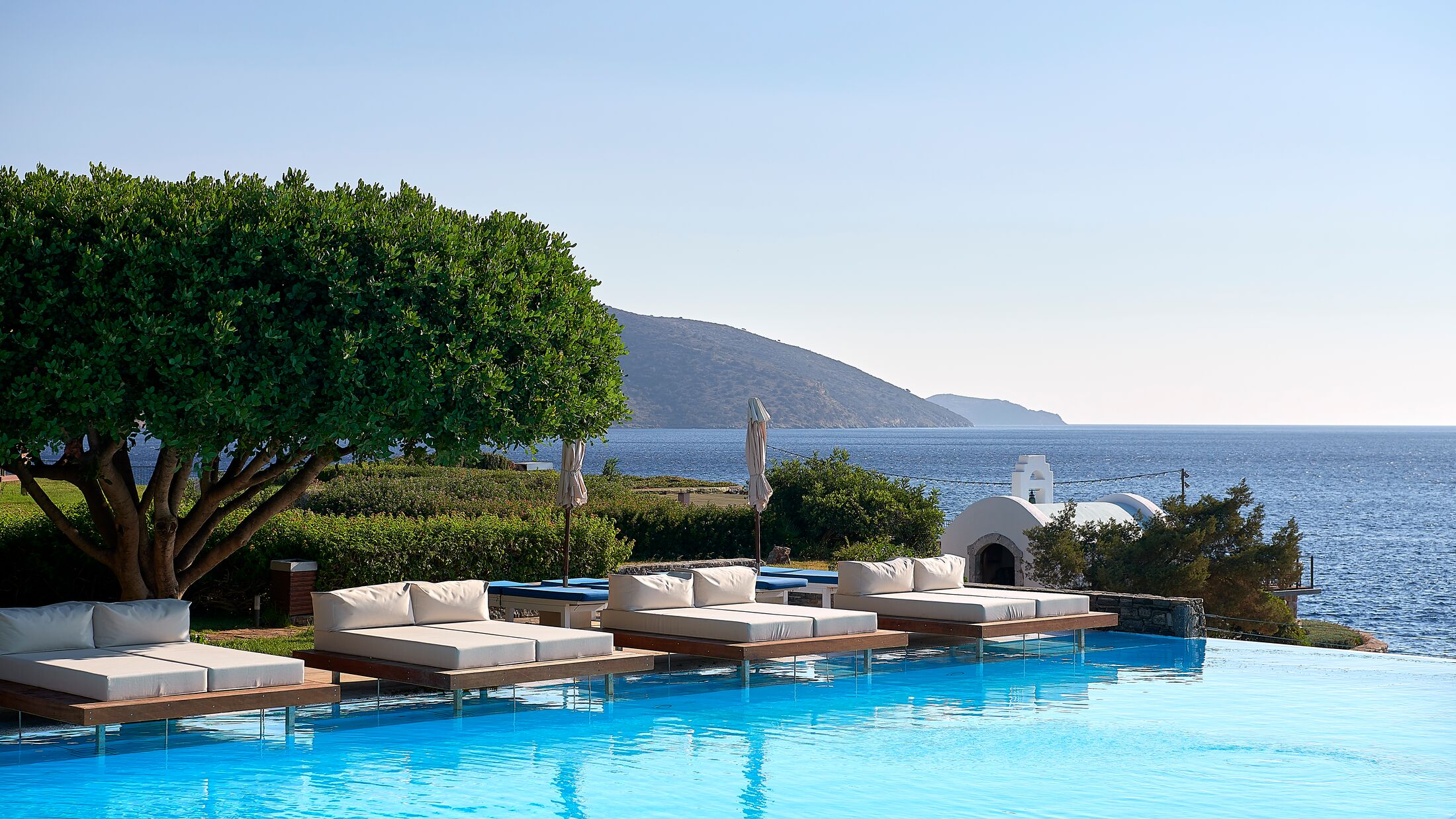 St-Nicolas-Bay-2022-Clubhouse-Pool-002-119646-Hybris