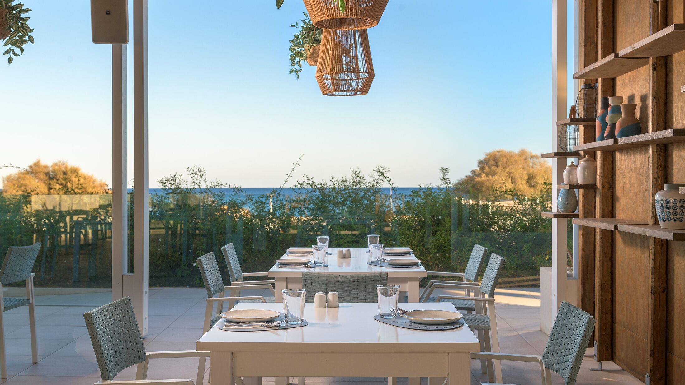 Gennadi-Grand-2024-Ble-Pool-Restaurant-001-121933-Hybris