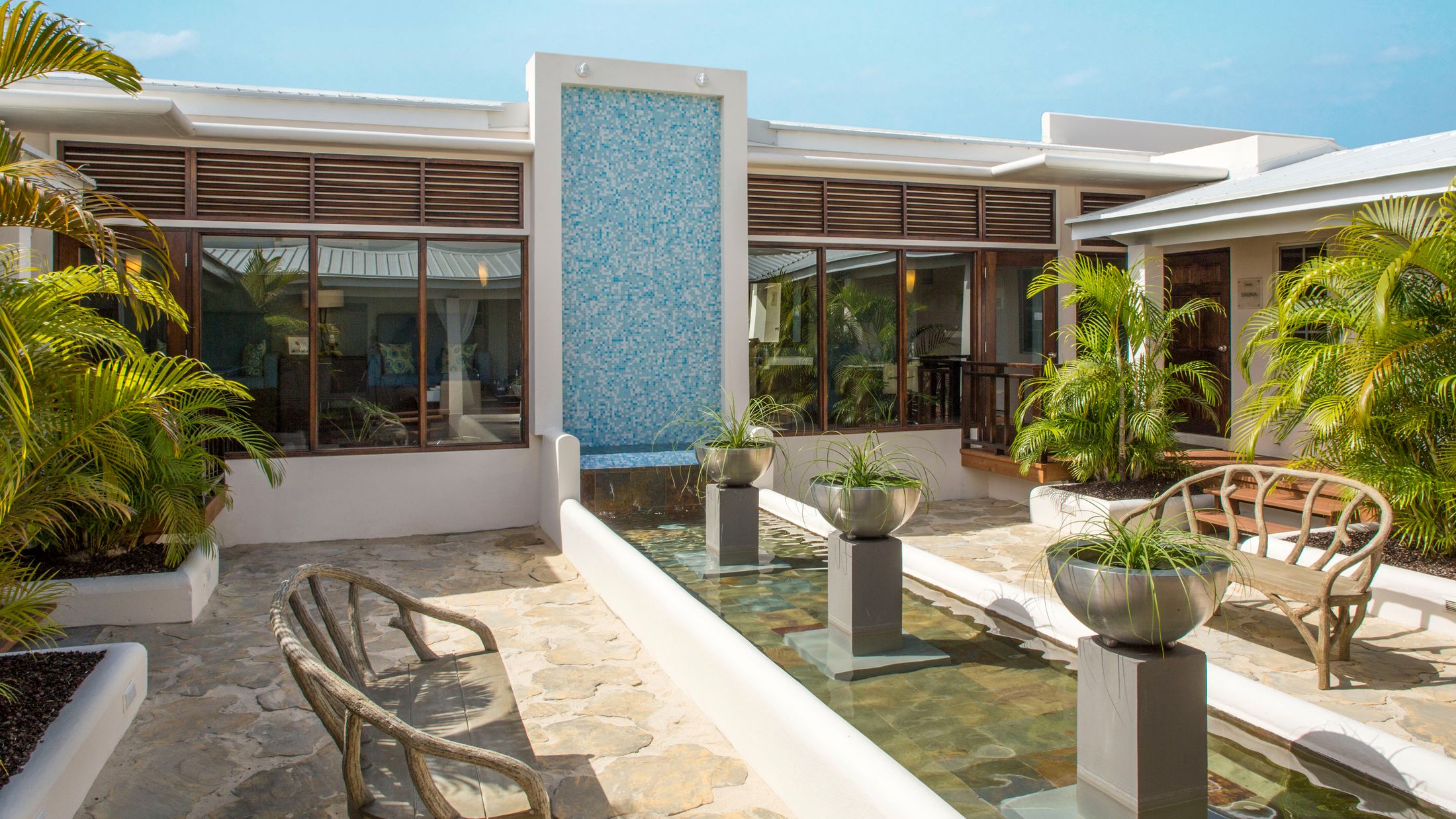 108300 Spa - Courtyard and Water Wall 001-Hybris