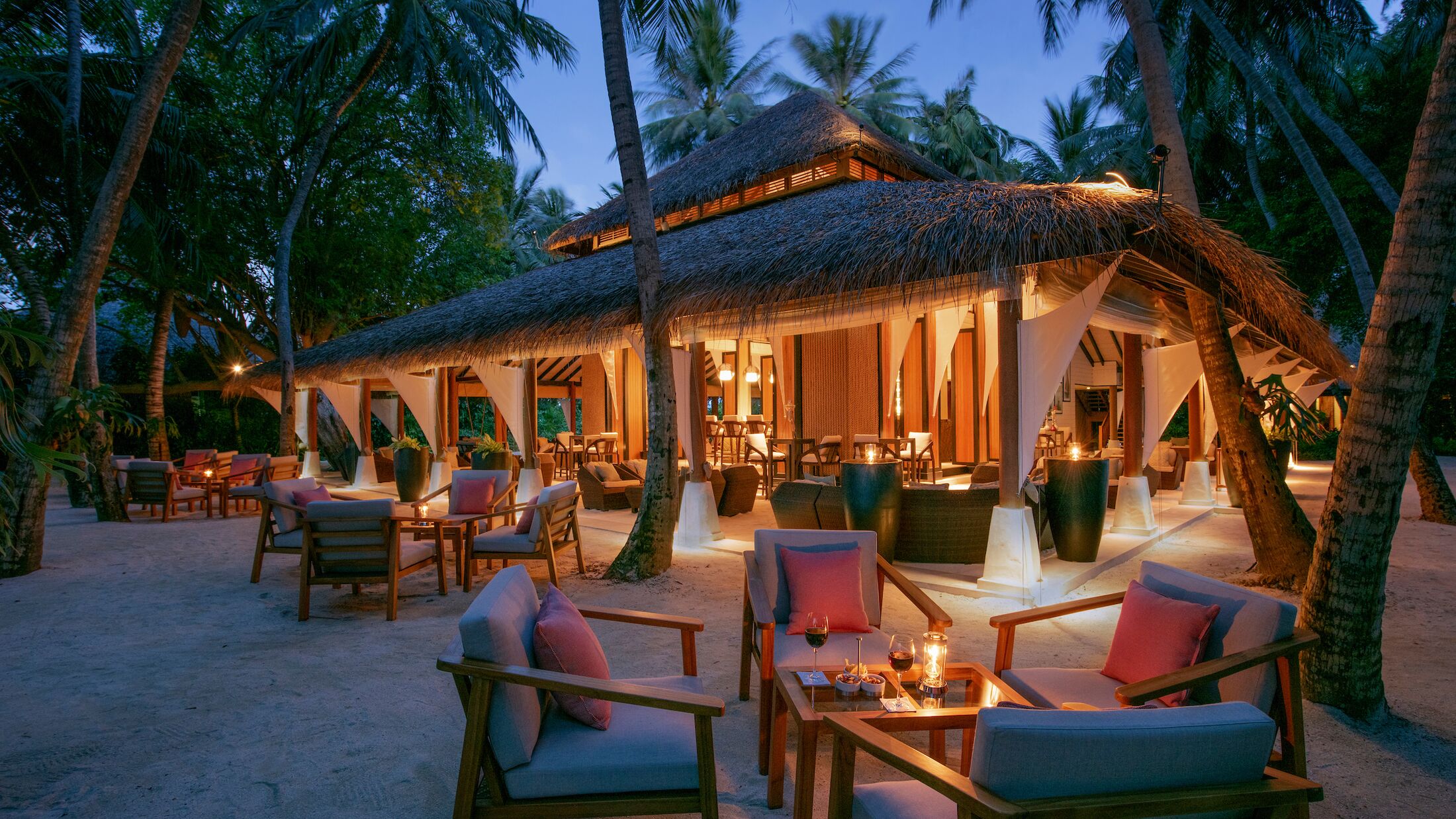 Baros-Maldives-2023-Sails-Bar-002-117383-Hybris