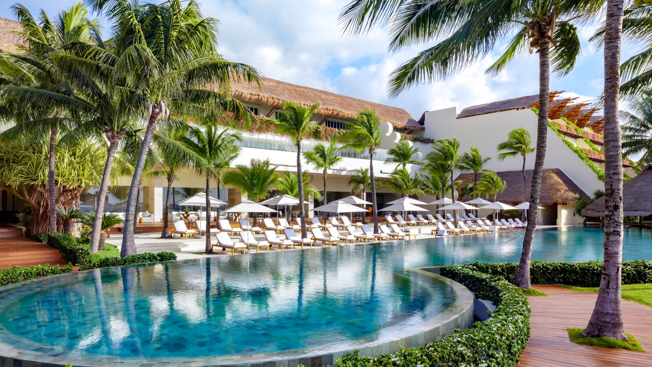 Grand-Velas-2023-Grand-Class-Wing-Pool-001-117854-Hybris