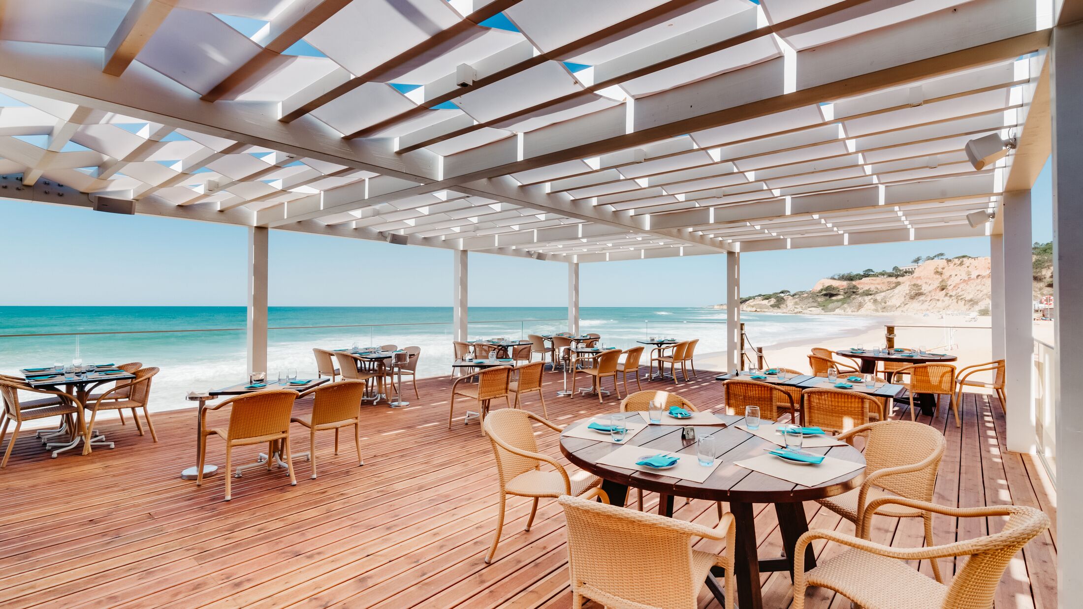 Pine-Cliffs-Hotel-2022-Mare-Beach-Club-Restaurant-019-100238-Hybris
