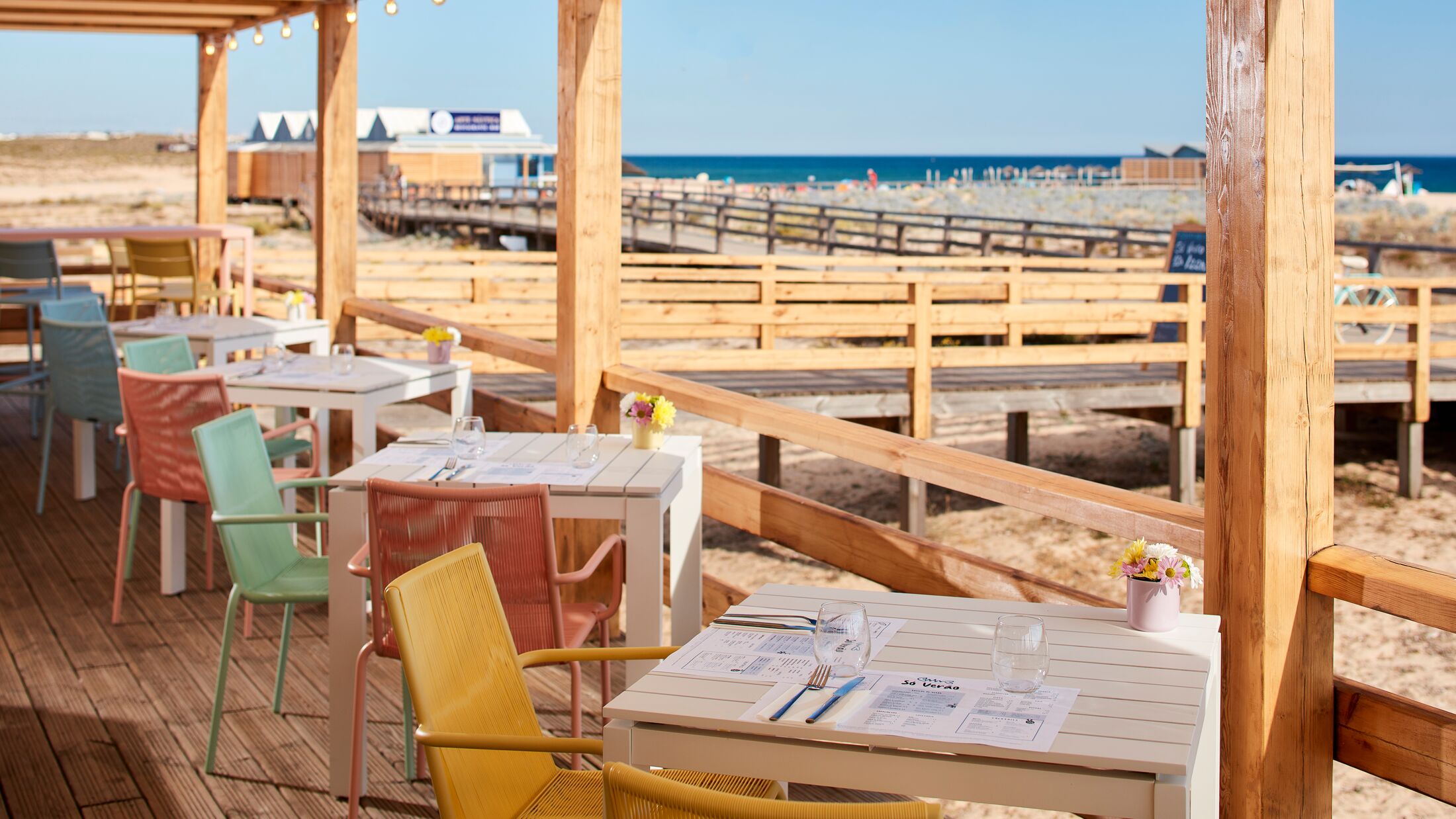 "SÃ³ VerÃ£o" is a beach restaurant located in ArmaÃ§Ã£o de PÃªra beach, near "Arte NÃ¡utica" and "Praia Dourada". It is a lower-cost beach restaurant.