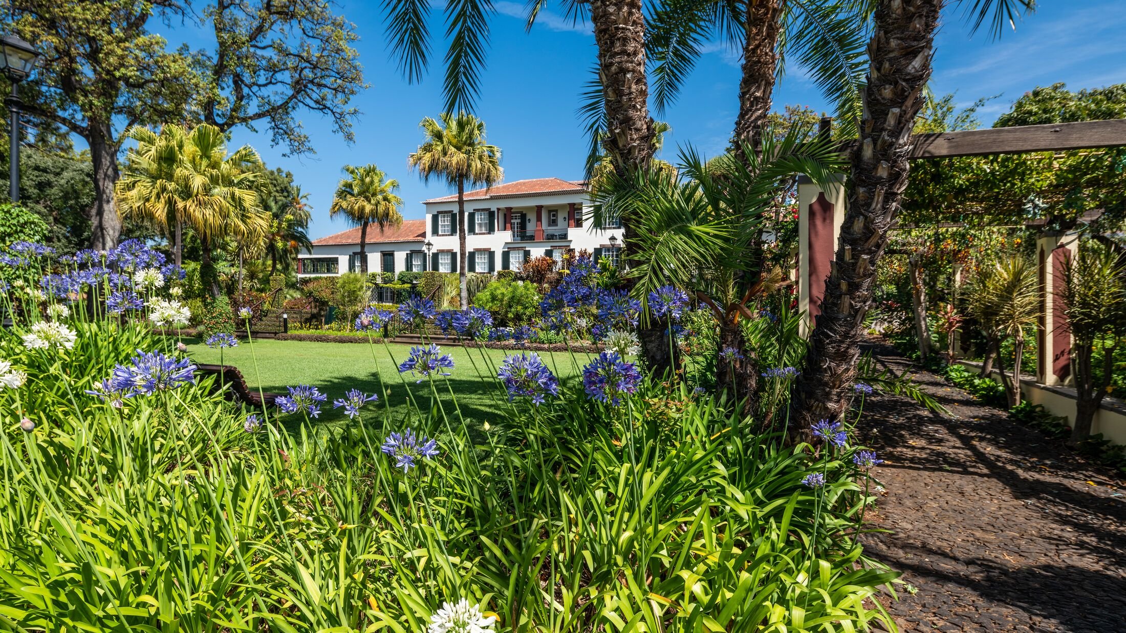 Quinta-Jardins-Lago-2023-Garden-View-005-117437-Hybris