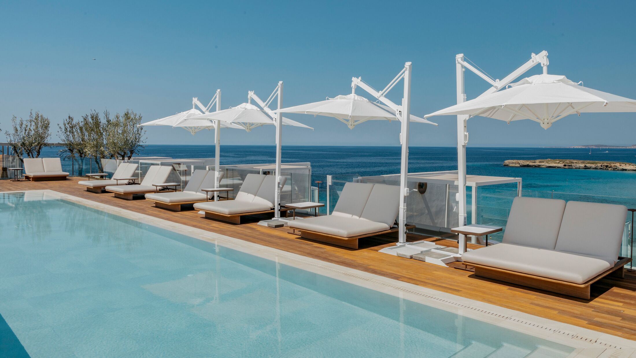 Gran-Melia-Villa-Le-Blanc-2023-Rooftop-Pool-001-121903-Hybris