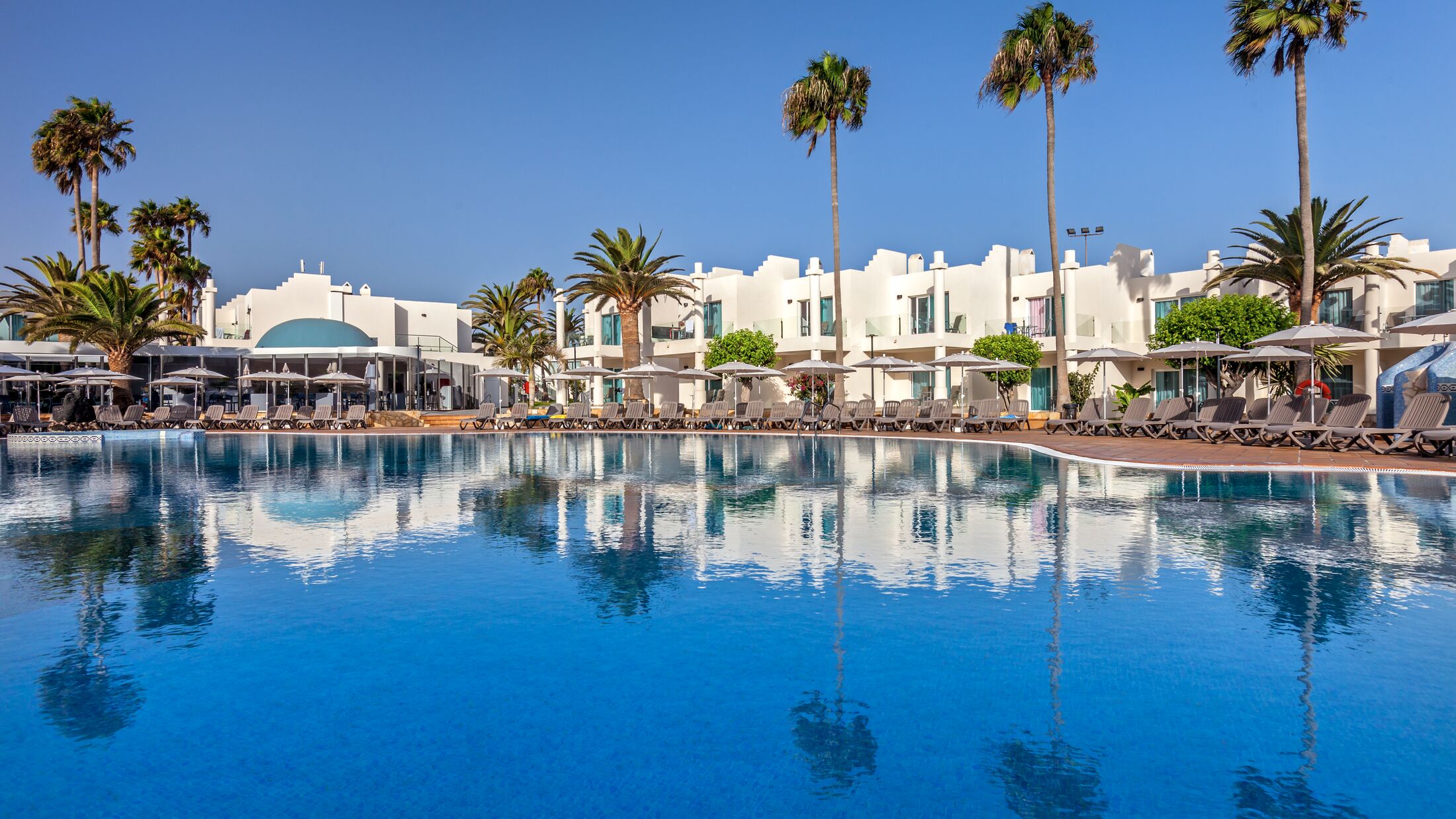 Barcelo-Corralejo-Sands-2023-Swimming-Pool-002-121873-Hybris