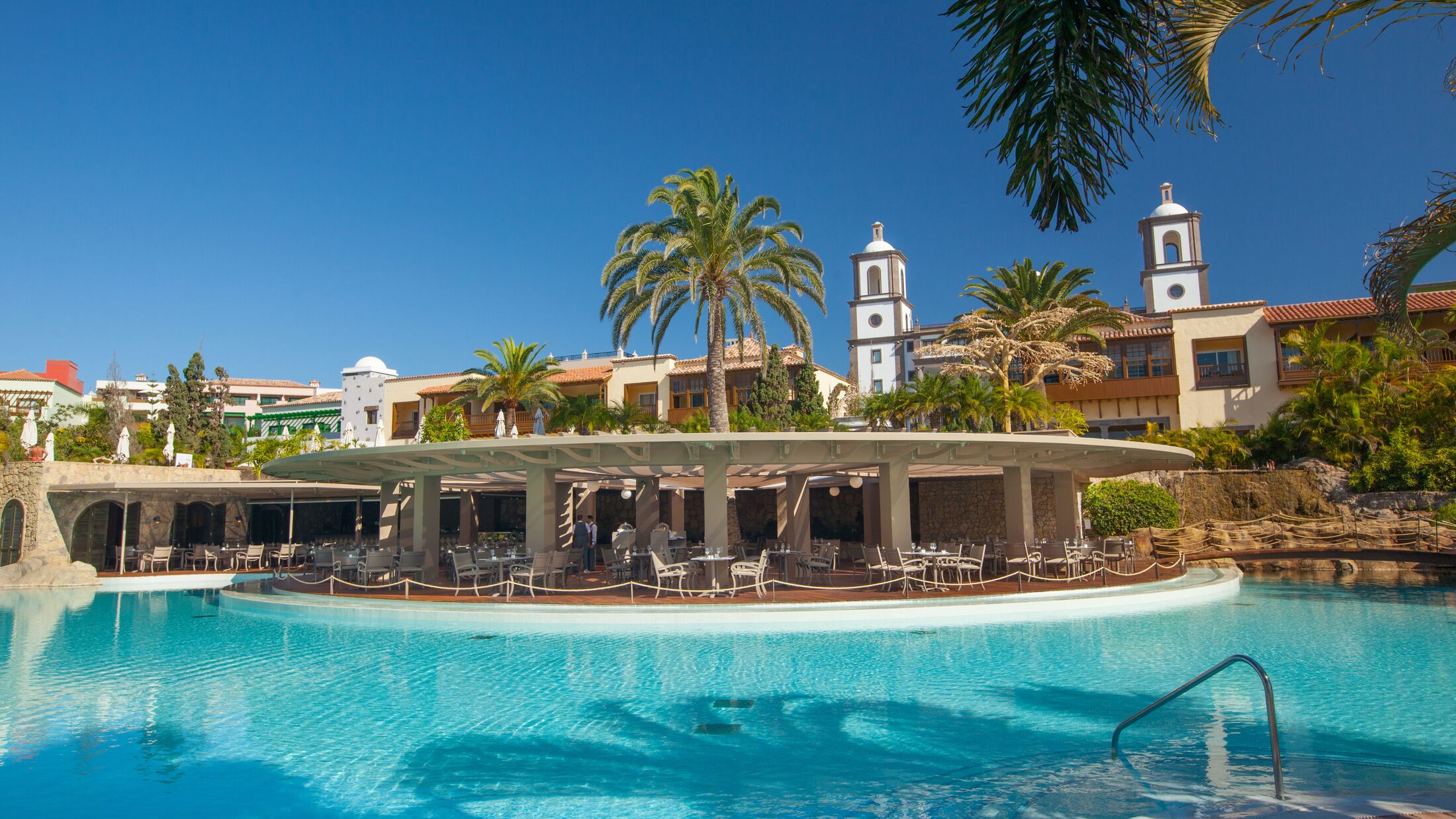 Lopesan-Villa-Conde-2025-Alpendre-Pool-Bar-005-113682-Hybris