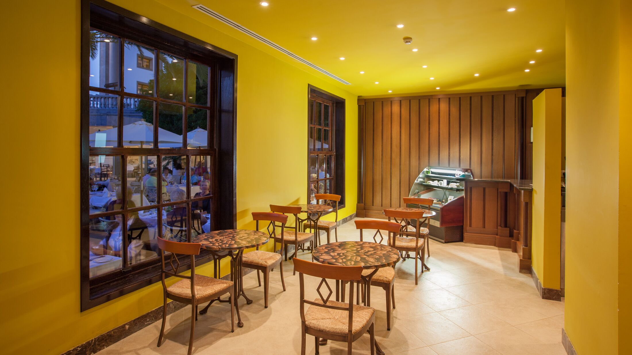 Lopesan-Villa-Conde-2025-El-Patio-Bar-001-113682-Hybris